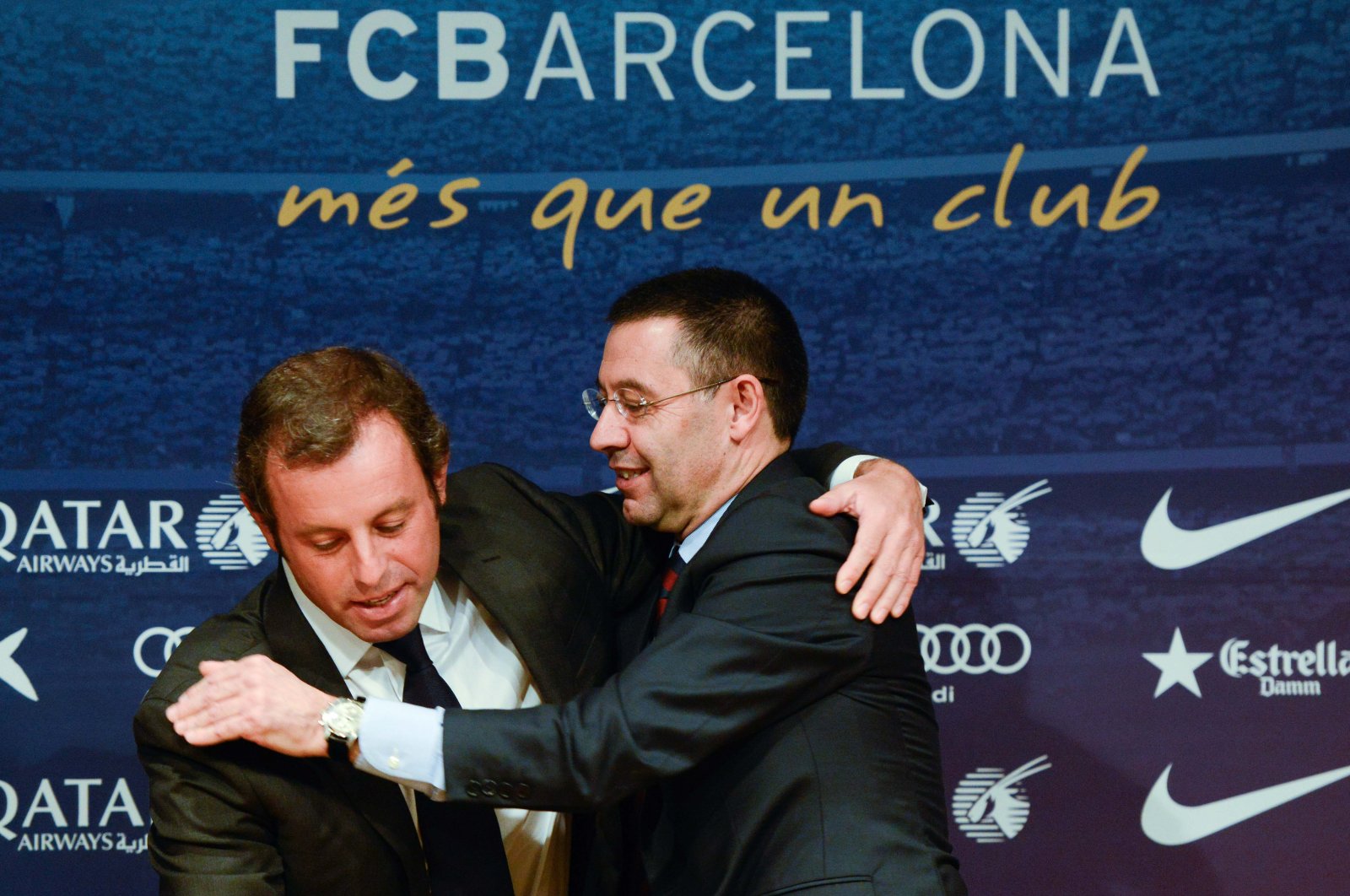 FCB Vice President Josep Maria Bartomeu (R) hugs President Sandro Rosell (L) after the press conference announcing his resignation, Barcelona, Spain, Jan. 23, 2014. (Getty Images File Photo)