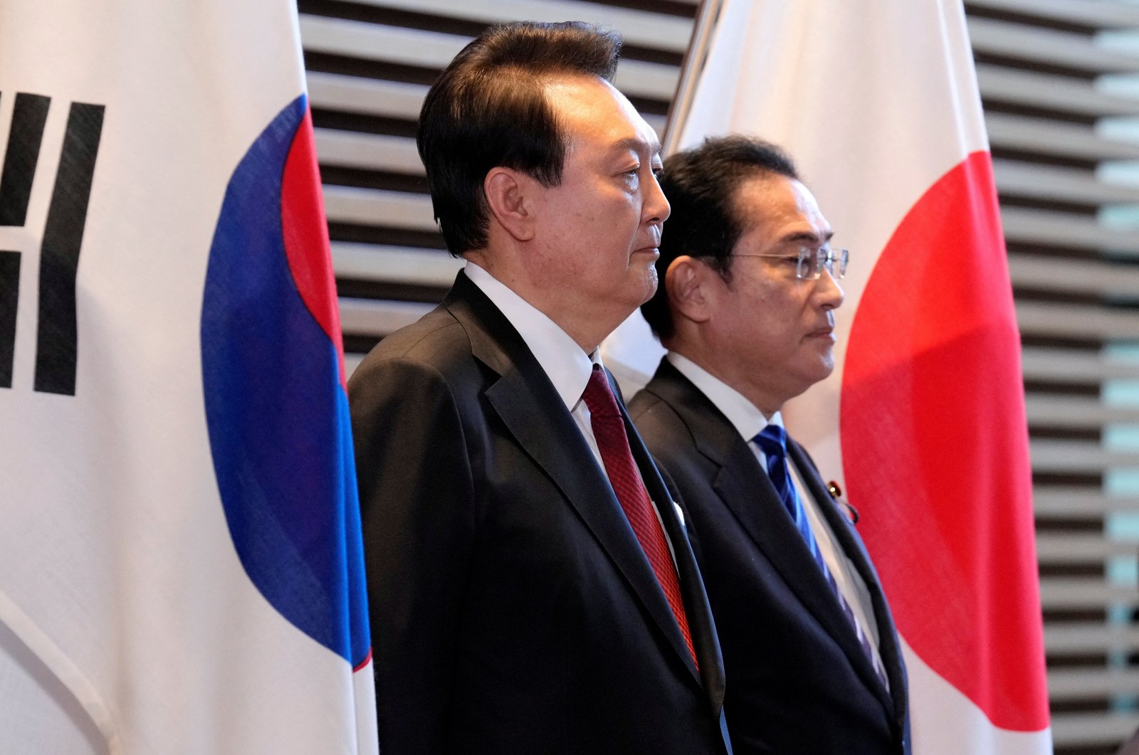 South Korean President Yoon Suk Yeol (L) and Japanese Prime Minister Fumio Kishida attend an honor guard ceremony, Tokyo, Japan, March 16, 2023. (Reuters Photo)