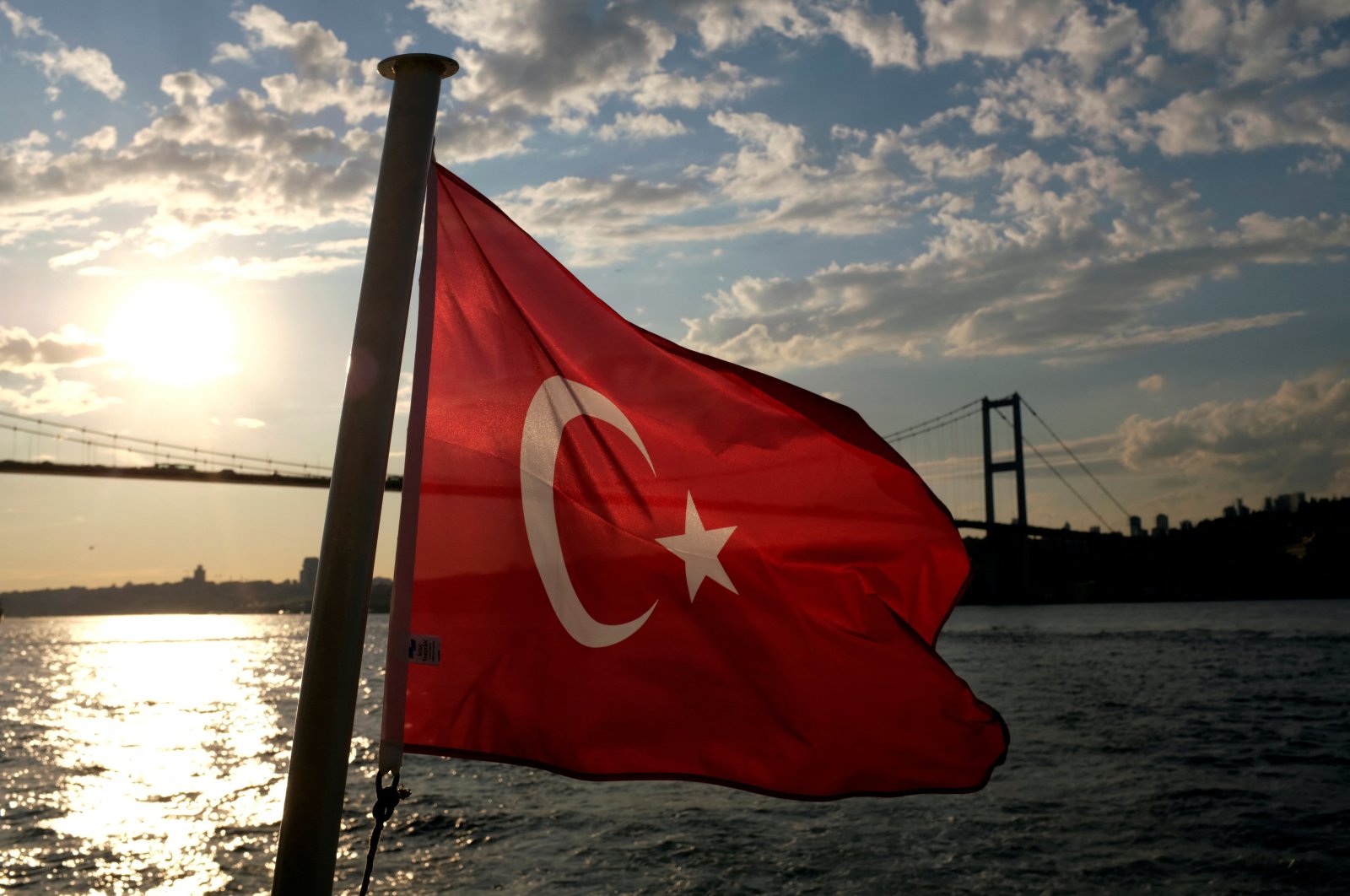 A Turkish flag with the Bosporus Bridge in the background flutters on a passenger ferry in Istanbul, Türkiye, Sept. 30, 2020. (Reuters File Photo)