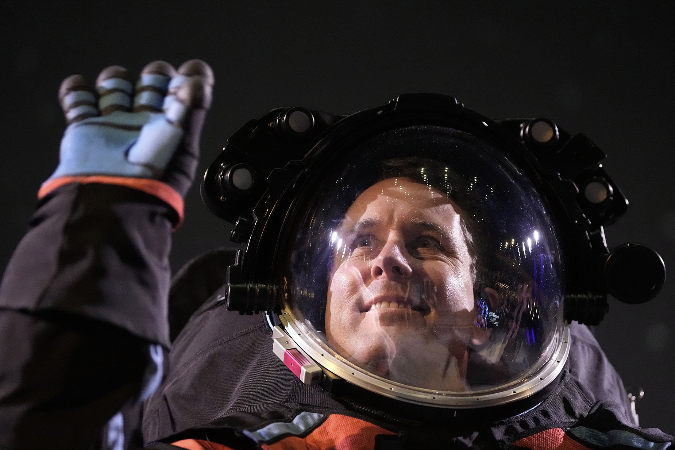 Axiom Space baş mühendisi Jim Stein, 15 Mart 2023, Houston, ABD'de bir uzay giysisinin prototipini gösteriyor. (AP Fotoğrafı)