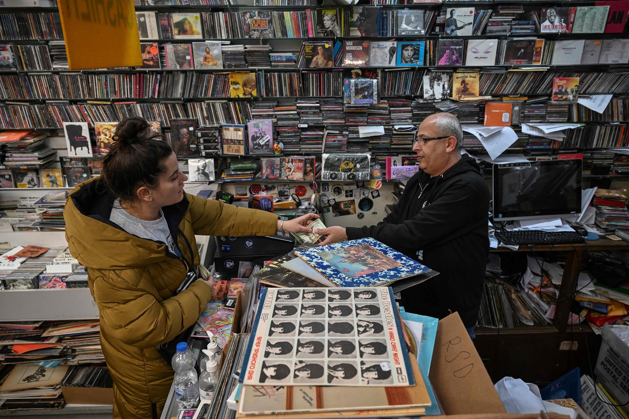 Pemilik toko Jamal Alnasr memegang rekor Pink Floyd di Village Revival Records di New York City, AS, 14 Maret 2023. (Foto AFP)