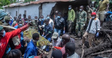 Malawi Defence Force (MDF) soldiers recover a body of a victim of landslide which resulted due to heavy rains from Cyclone Freddy during a rescue operation at Manje informal settlement, Blantyre, Malawi, March 16, 2023. (AFP Photo)