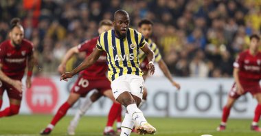 Fenerbahce's Enner Valencia (C) scores their first goal from the penalty spot during Europa League Round of 16, second leg match against Sevilla, Ülker Stadium, Istanbul, Türkiye, March 16, 2023. (Reuters Photo)