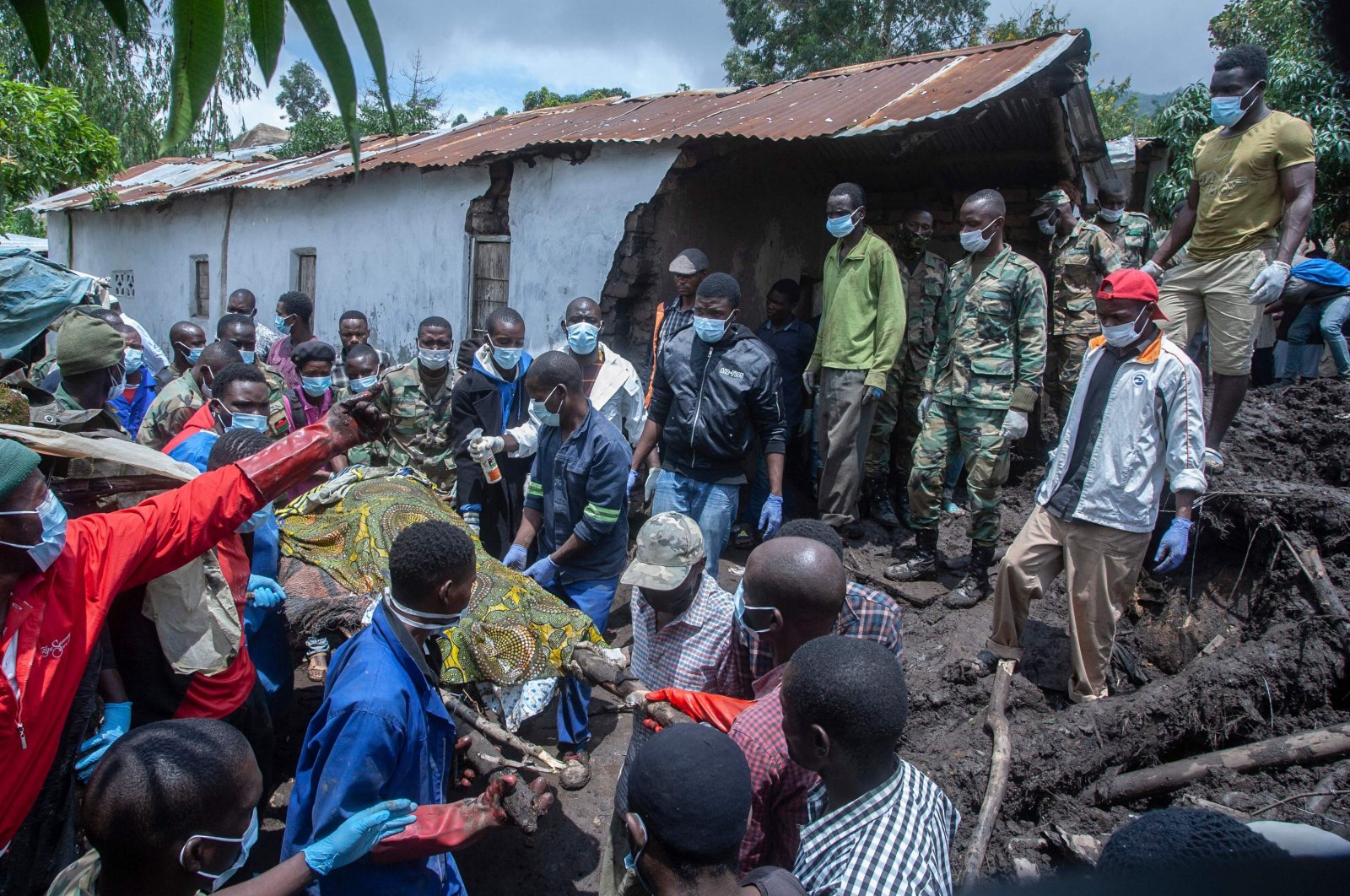 Malawi Defence Force (MDF) soldiers recover a body of a victim of landslide which resulted due to heavy rains from Cyclone Freddy during a rescue operation at Manje informal settlement, Blantyre, Malawi, March 16, 2023. (AFP Photo)
