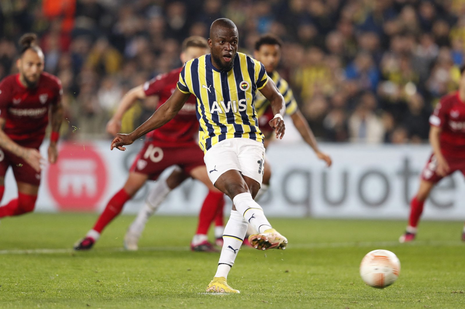 Fenerbahce&#039;s Enner Valencia (C) scores their first goal from the penalty spot during Europa League Round of 16, second leg match against Sevilla, Ülker Stadium, Istanbul, Türkiye, March 16, 2023. (Reuters Photo)