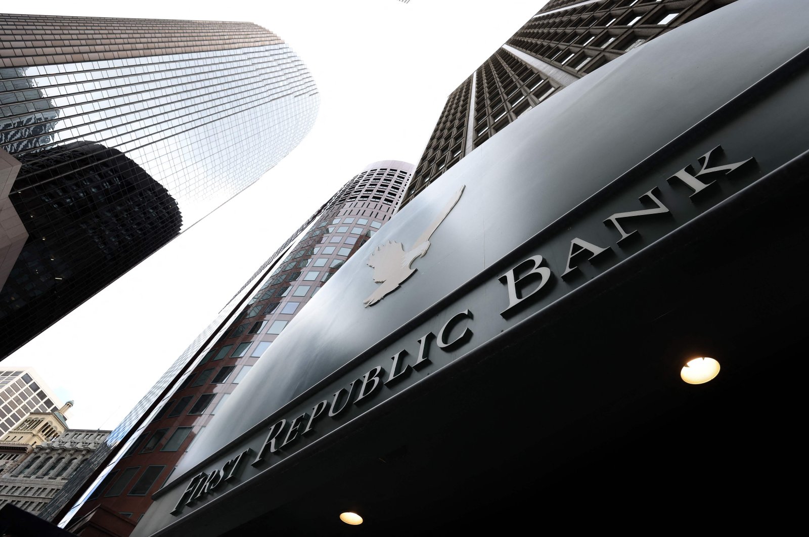 Investor masih khawatir meskipun penyelamatan bank mengurangi kesengsaraan krisis