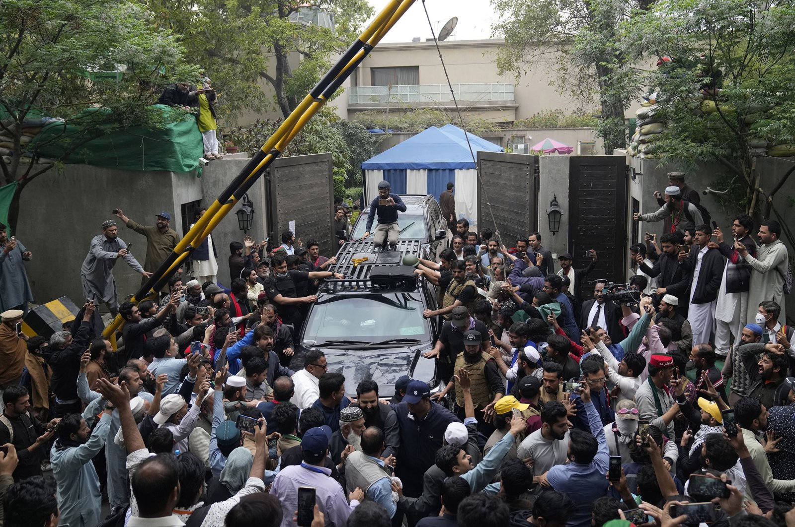 Polisi Pakistan menggerebek rumah mantan PM Imran Khan, menangkap 30 orang