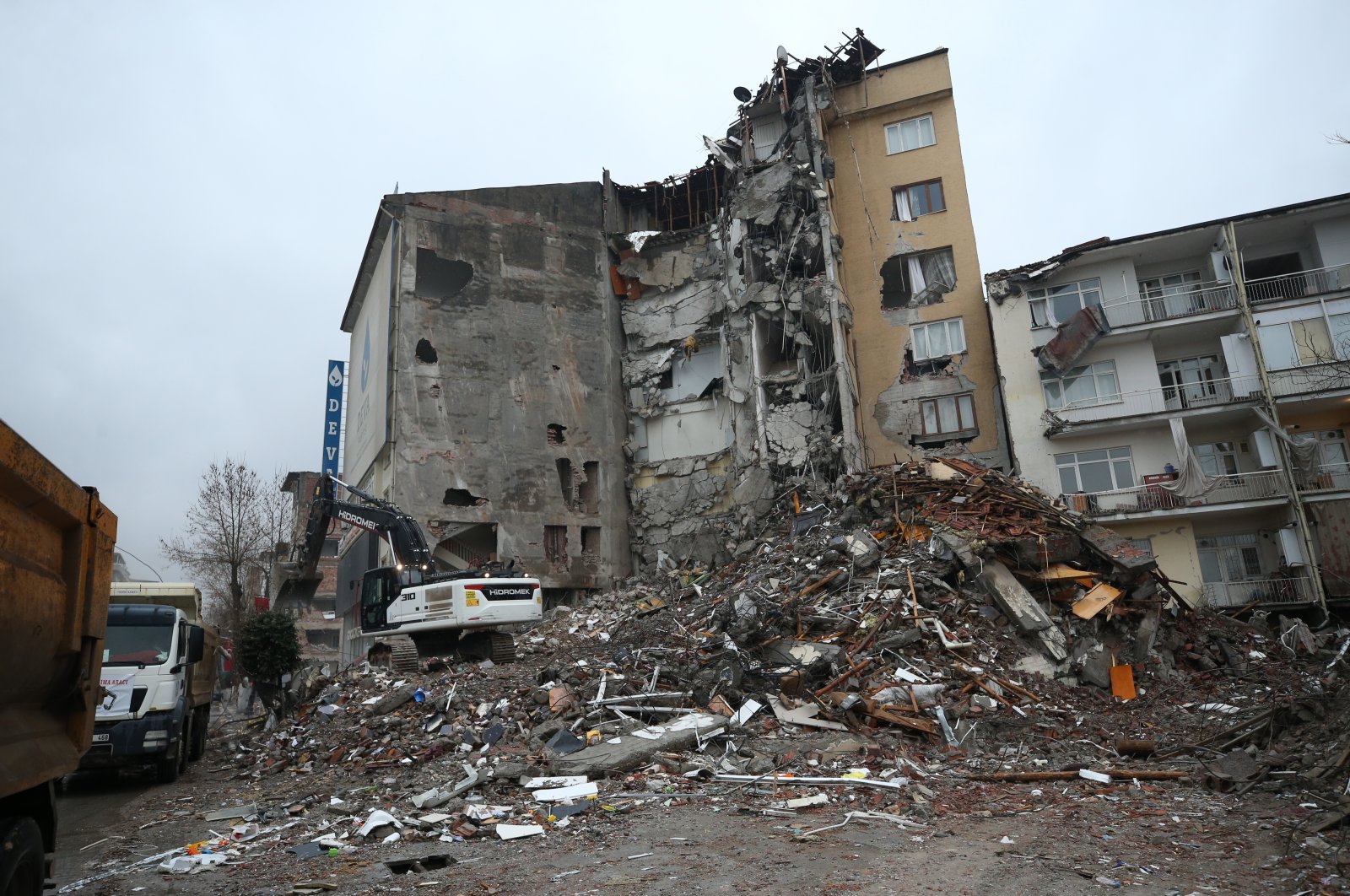 Crews demolish a building heavily damaged in the earthquakes, in Malatya, southeastern Türkiye, March 19, 2023. (AA Photo)