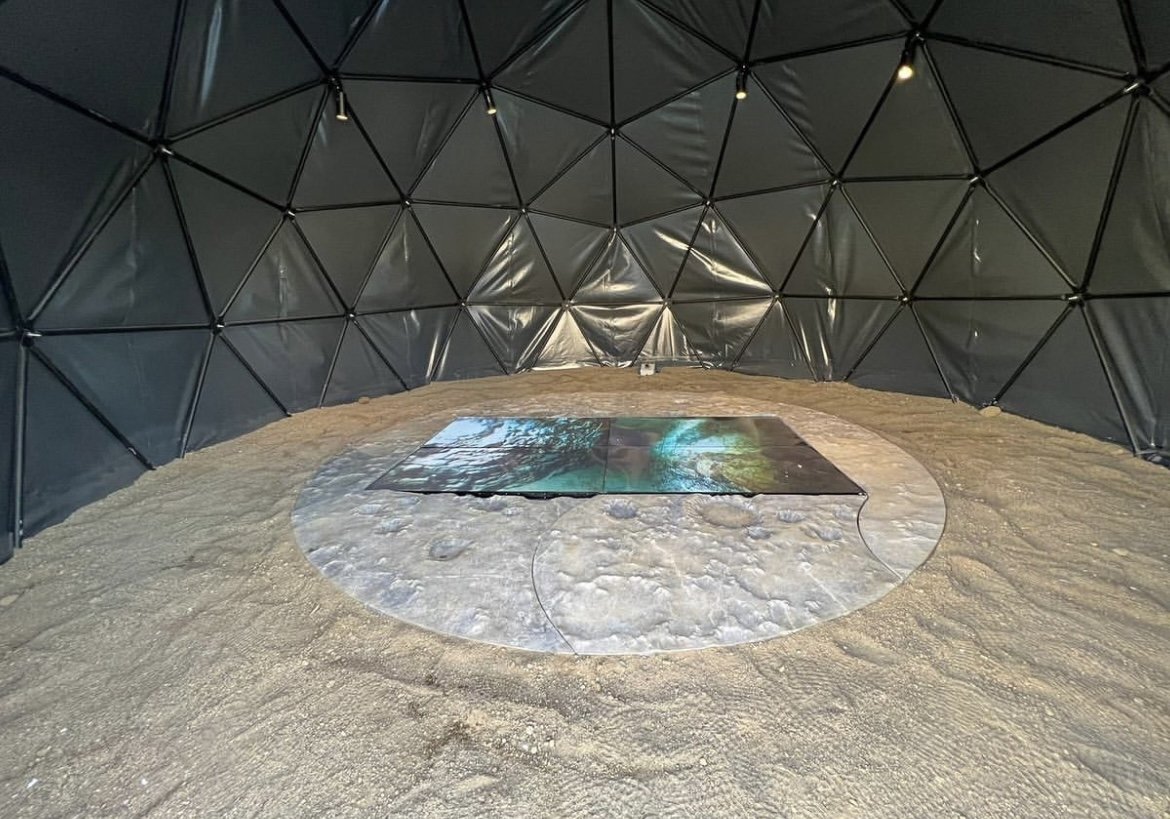 Bagian dalam tenda termasuk replika permukaan bulan, Kahramanmaraş, Türkiye, 16 Maret 2023. (Foto milik Ergin Çavuşoğlu)