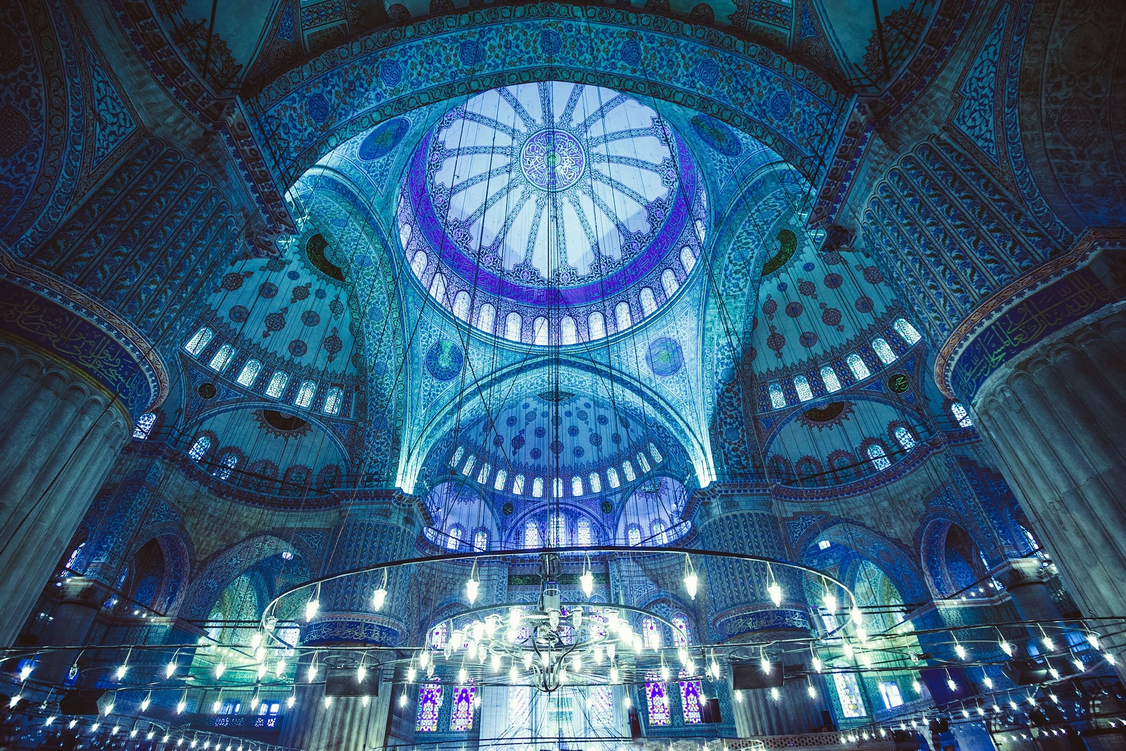 Ubin biru di kubah Masjid Biru, di Istanbul, Türkiye.  (Foto Shutterstock)