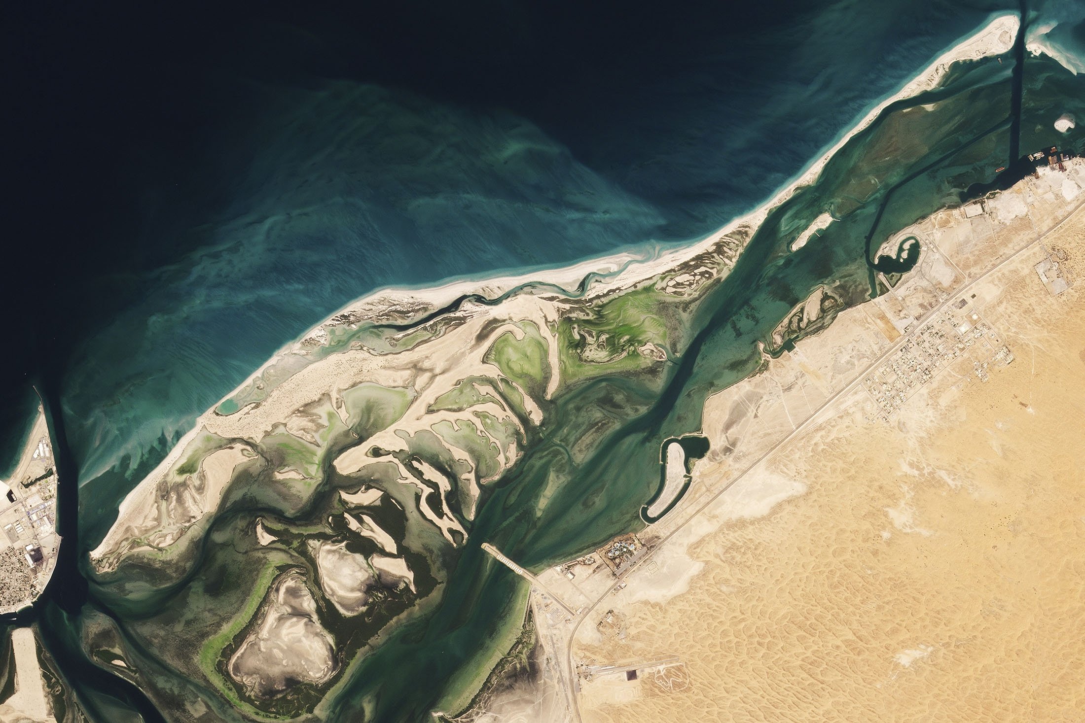 Спутниковый снимок показывает остров Синия в Умм-эль-Кувейн, Объединенные Арабские Эмираты, 16 марта 2023 года. (AP Photo)