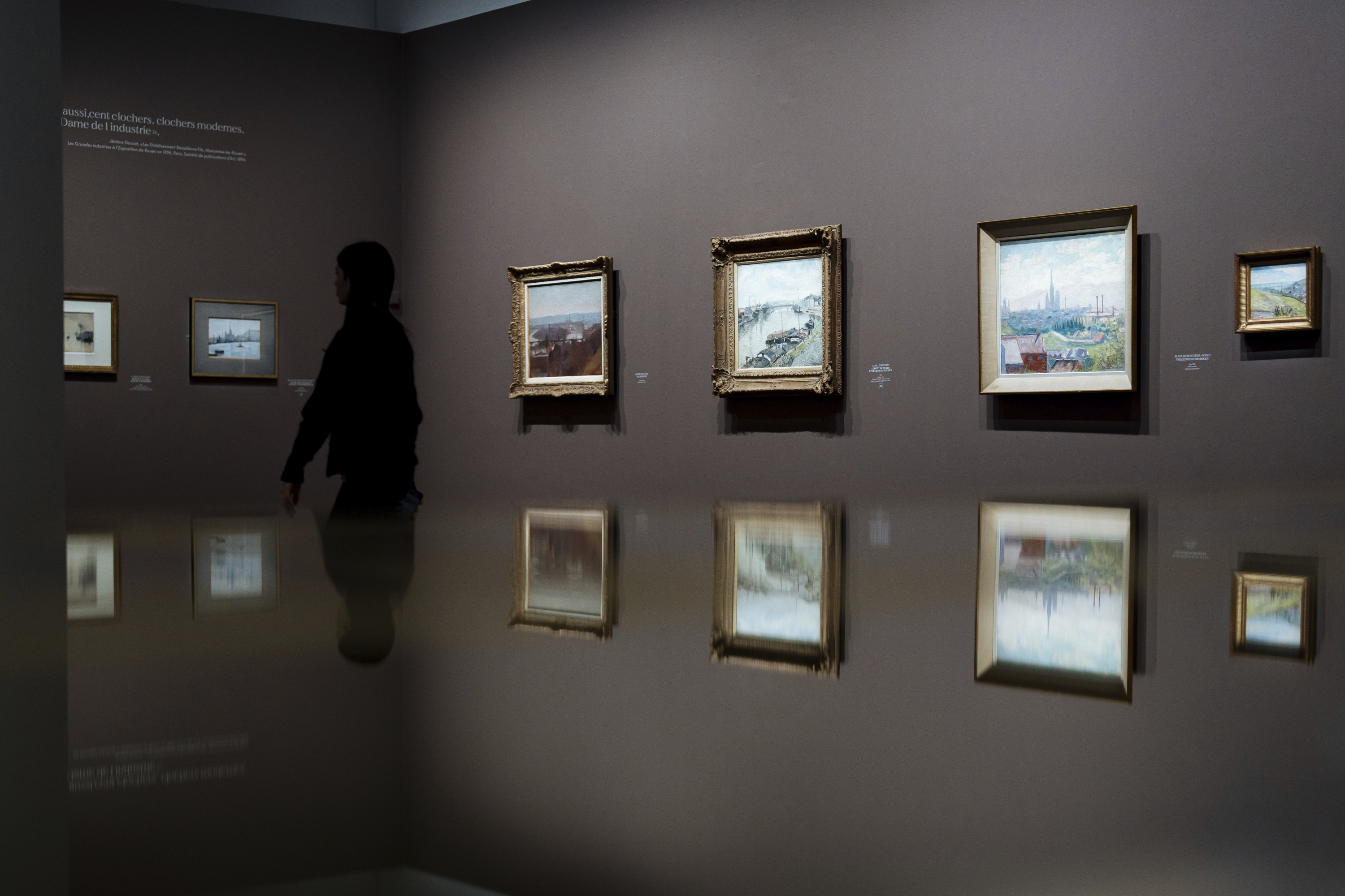 Seorang pengunjung melihat sebuah lukisan, bagian dari pameran yang menyoroti peran yang sampai sekarang tidak diketahui yang dimainkan Leon Monet dalam peran kehidupan dan seni saudara laki-lakinya Claude Monet, di Musée du Luxembourg, Paris, Prancis, 13 Maret 2023. (Foto AP)