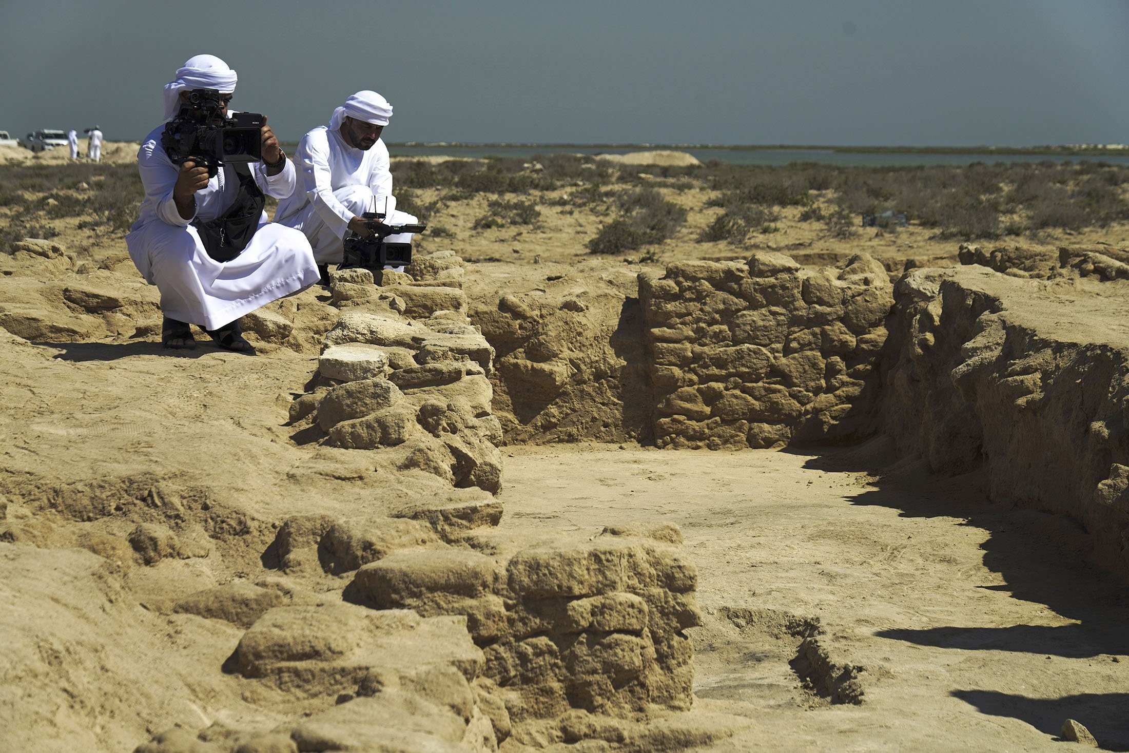 Журналісти знімають руїни на острові Синія в Умм-ель-Кувейні, Об'єднані Арабські Емірати, 20 березня 2023 року. (AP Photo)