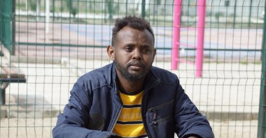 Yemeni refugee Abdullah Mohamad Isaak speaks to reporters about his encounter with the Greek coast guard in southwestern Aydın province, Türkiye, March 18, 2023. (IHA Photo)