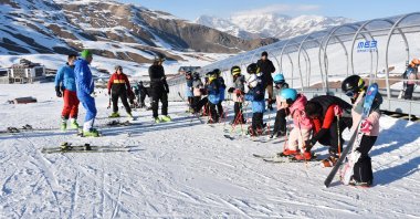 Hakkari children train under the Turkish Ski Federation's "Alpine Discipline Youth Development Project," Hakkari, Türkiye, March 19, 2023. (AA Photo)