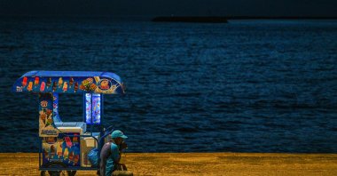 A vendor selling ice cream at the Galle Face Beach in Colombo, Sri Lanka, March 20, 2023. (AFP Photo)