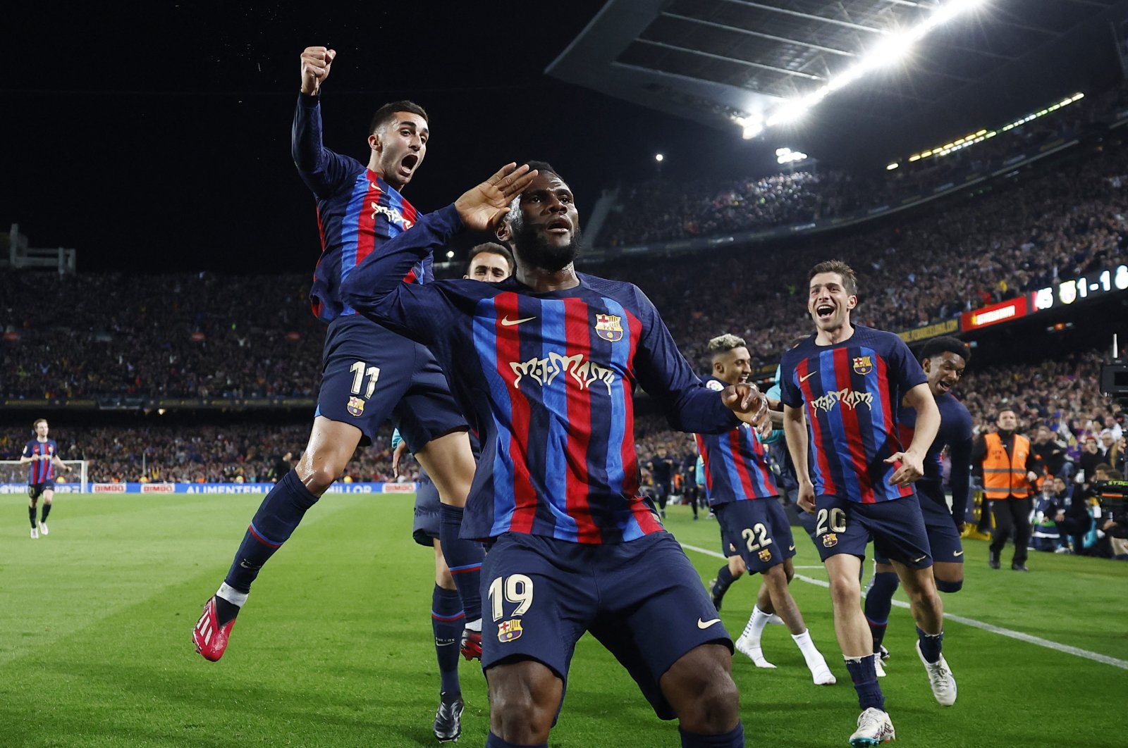 FC Barcelona&#039;s Franck Kessie (C) celebrates scoring their second goal against Real Madrid at the Camp Nou, Barcelona, Spain, March 19, 2023. (Reuters Photo)