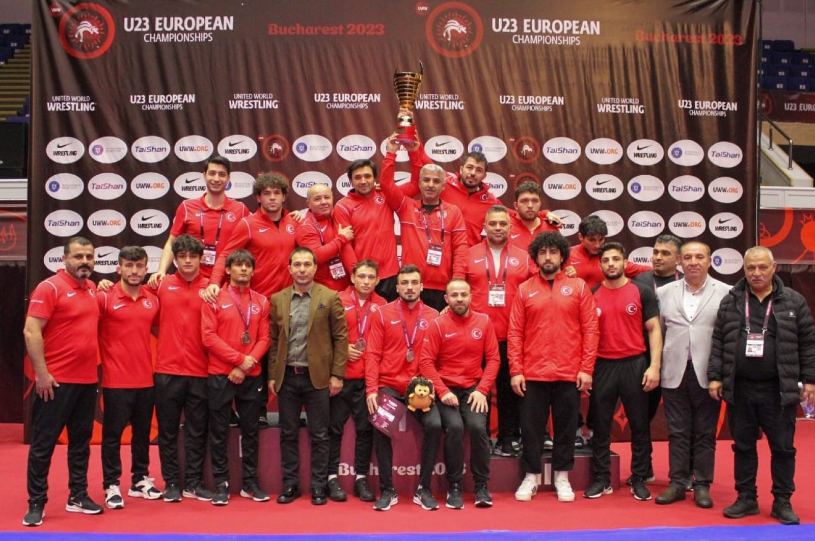 Türk U-23 güreşçileri 17 madalya kazanarak gümüş madalyayı evine götürüyor