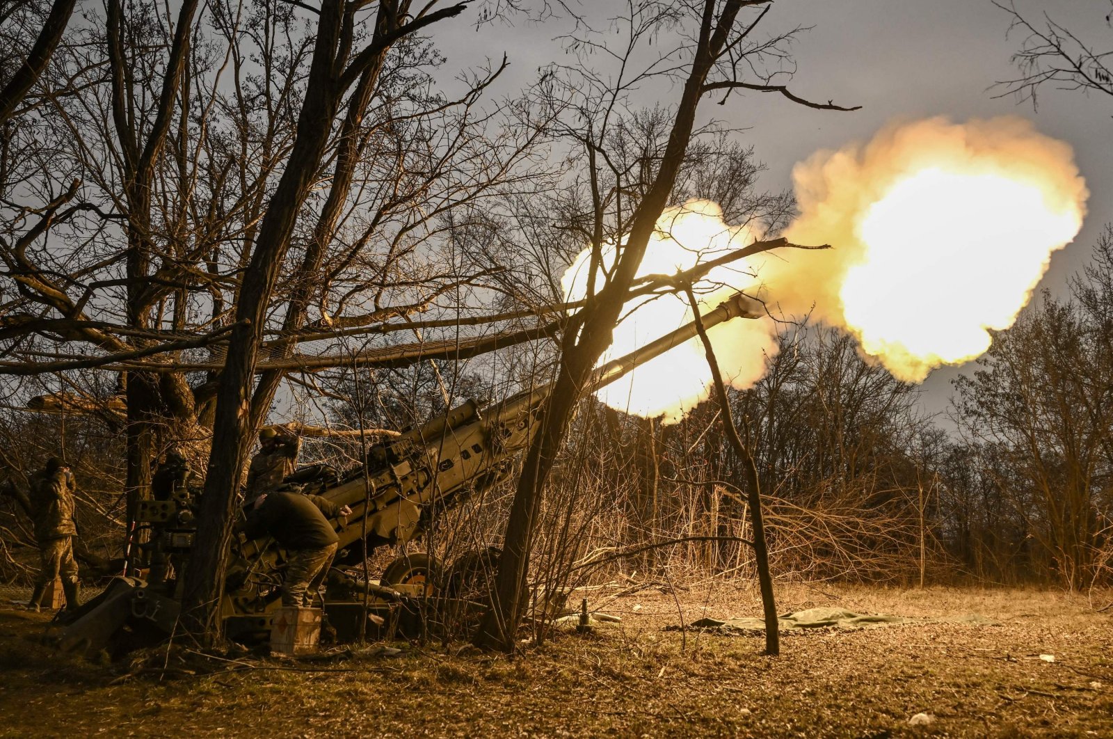 Ukrainian servicemen fire a howitzer at Russian positions near Bakhmut, Ukraine, March 17, 2023. (AFP Photo)