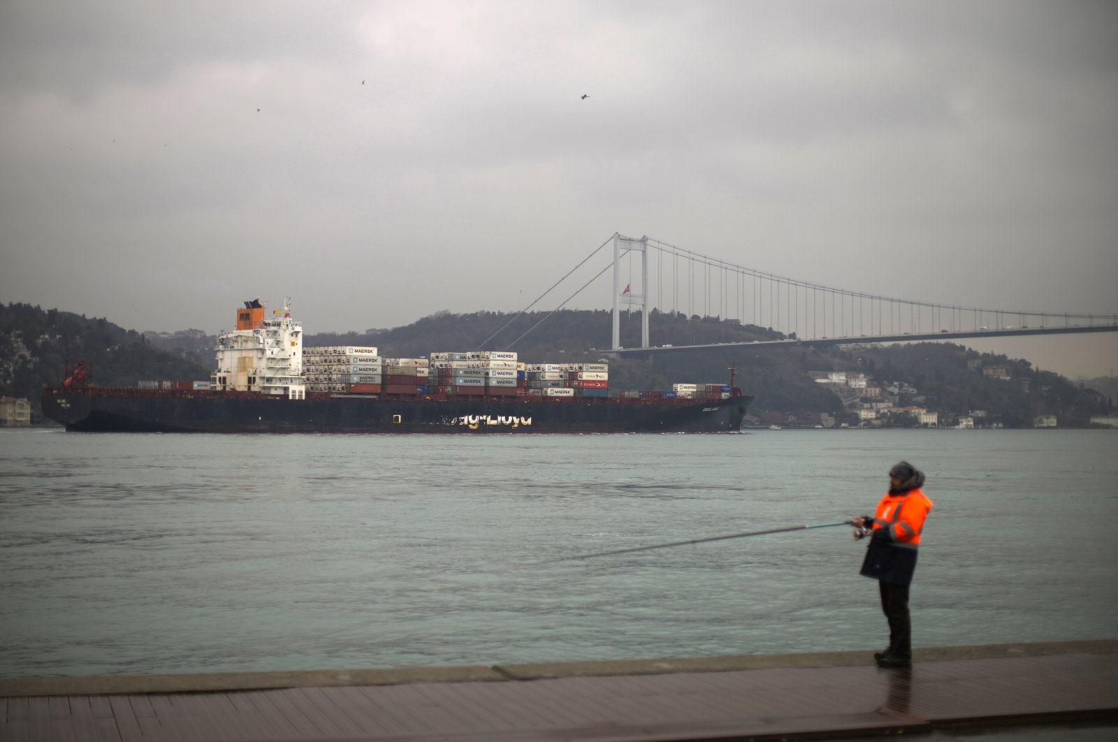 A cargo ship crosses the Bosporus toward the Marmara Sea after departing from Russia&#039;s Novorossiysk port, in Istanbul, Türkiye, March 1, 2022. (AP Photo)