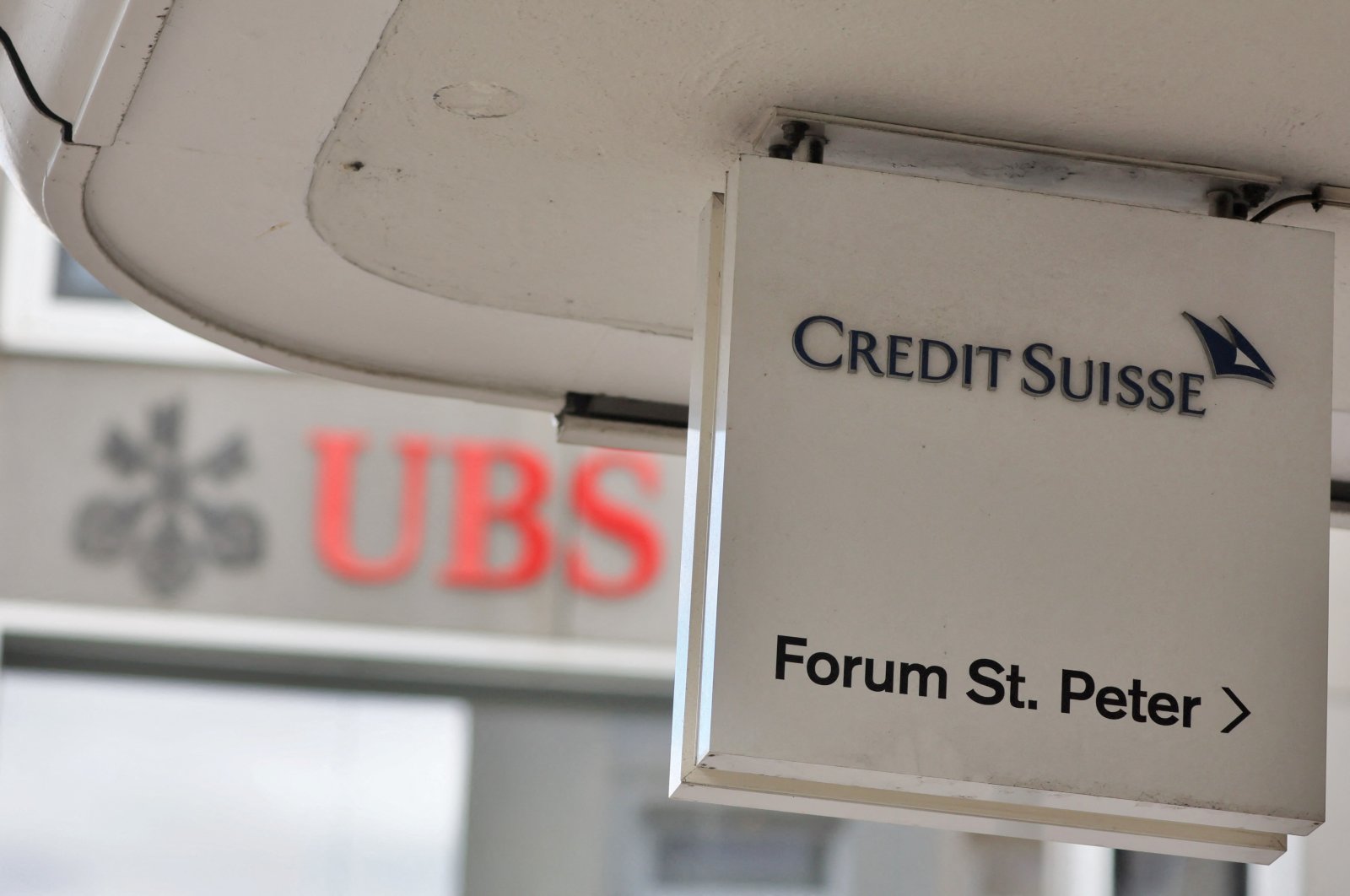 Logos of Swiss bank UBS and Credit Suisse in Zurich, Switzerland, March 20, 2023. (Reuters Photo)