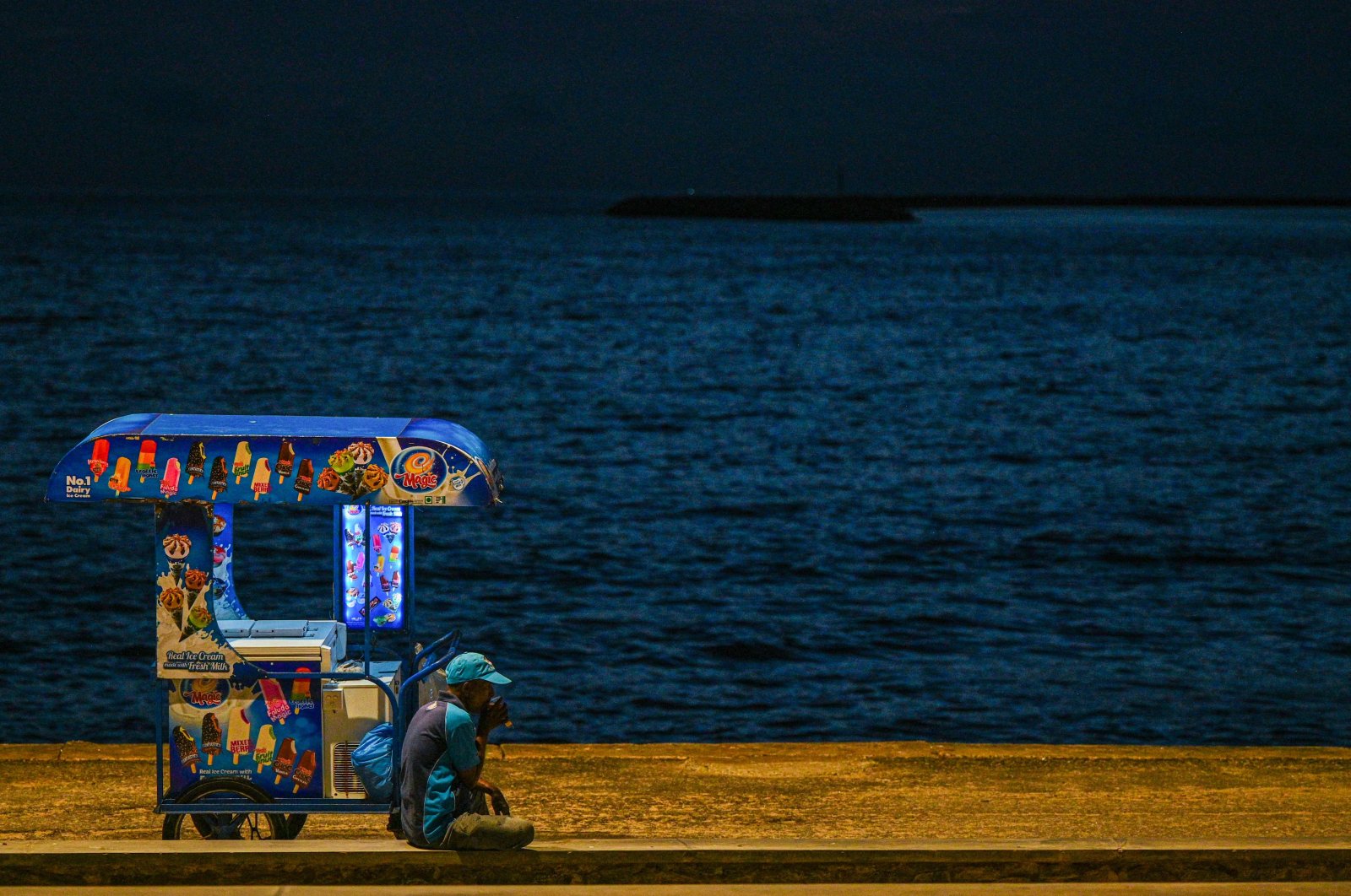 A vendor selling ice cream at the Galle Face Beach in Colombo, Sri Lanka, March 20, 2023. (AFP Photo)