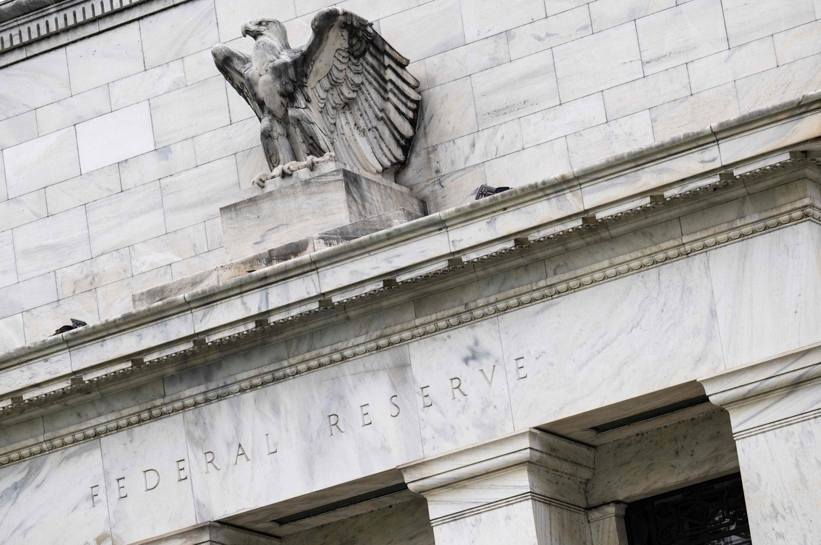 Turbulensi perbankan mendorong pemberi pinjaman Wall Street memangkas taruhan Fed yang hawkish