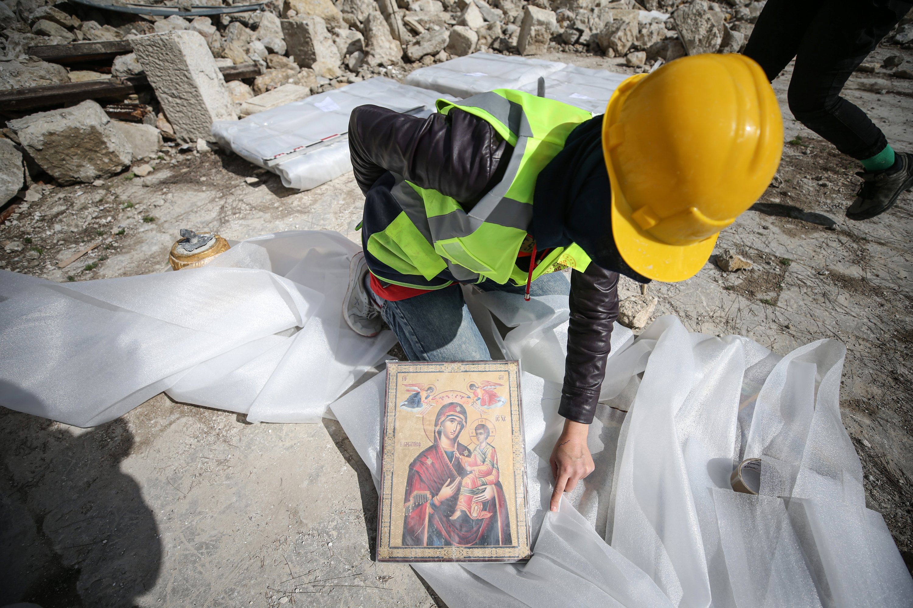 Gereja Ortodoks Yunani Antakya di Hatay, yang hancur akibat gempa bumi, telah dilindungi dengan banyak Alkitab dan berbagai bahan yang diambil dari puing-puing, Hatay, Türkiye, 15 Maret 2023. (Foto AA)