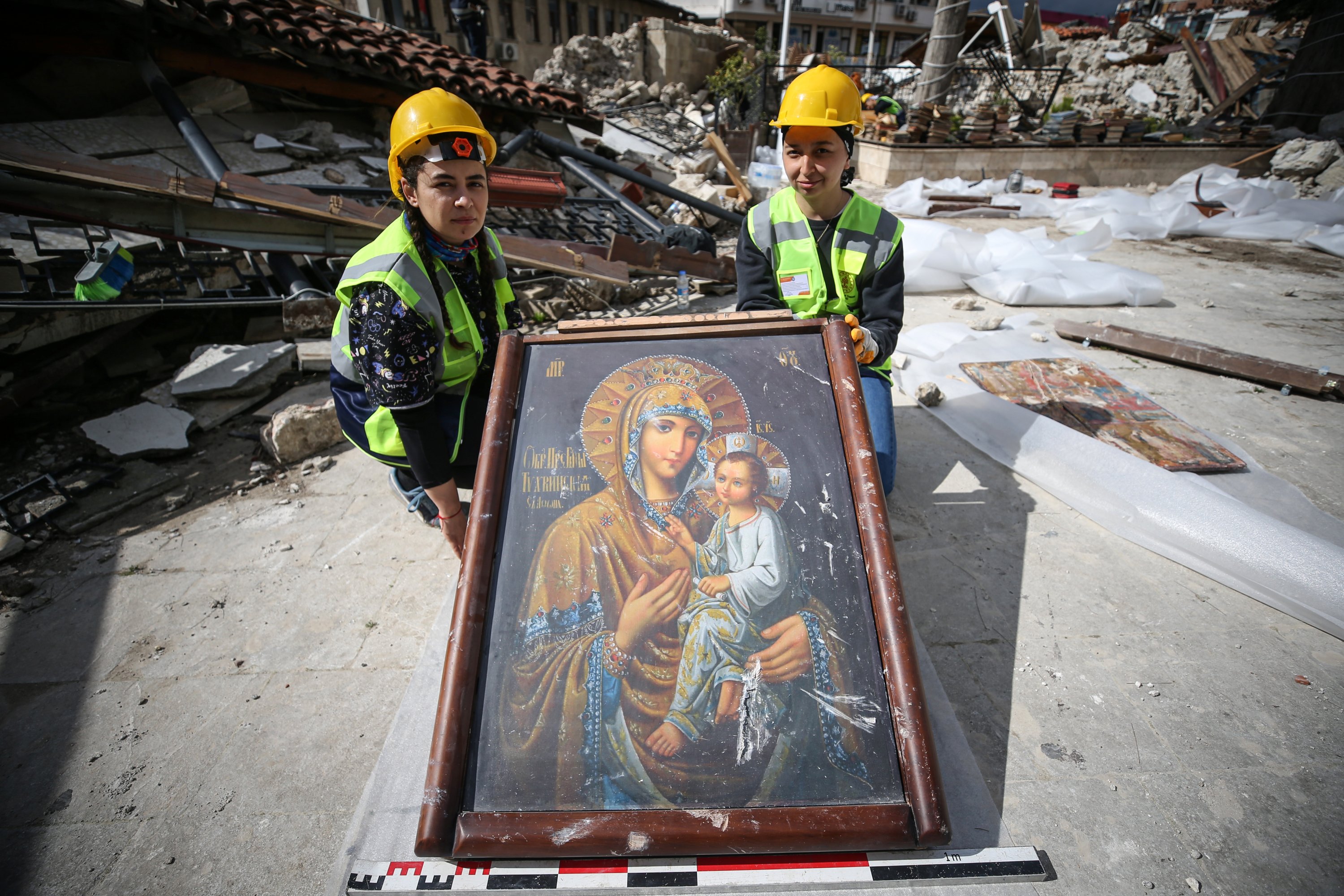 Gereja Ortodoks Yunani Antakya di Hatay, yang hancur akibat gempa bumi, telah dilindungi dengan banyak Alkitab dan berbagai bahan yang diambil dari puing-puing, Hatay, Türkiye, 15 Maret 2023. (Foto AA)
