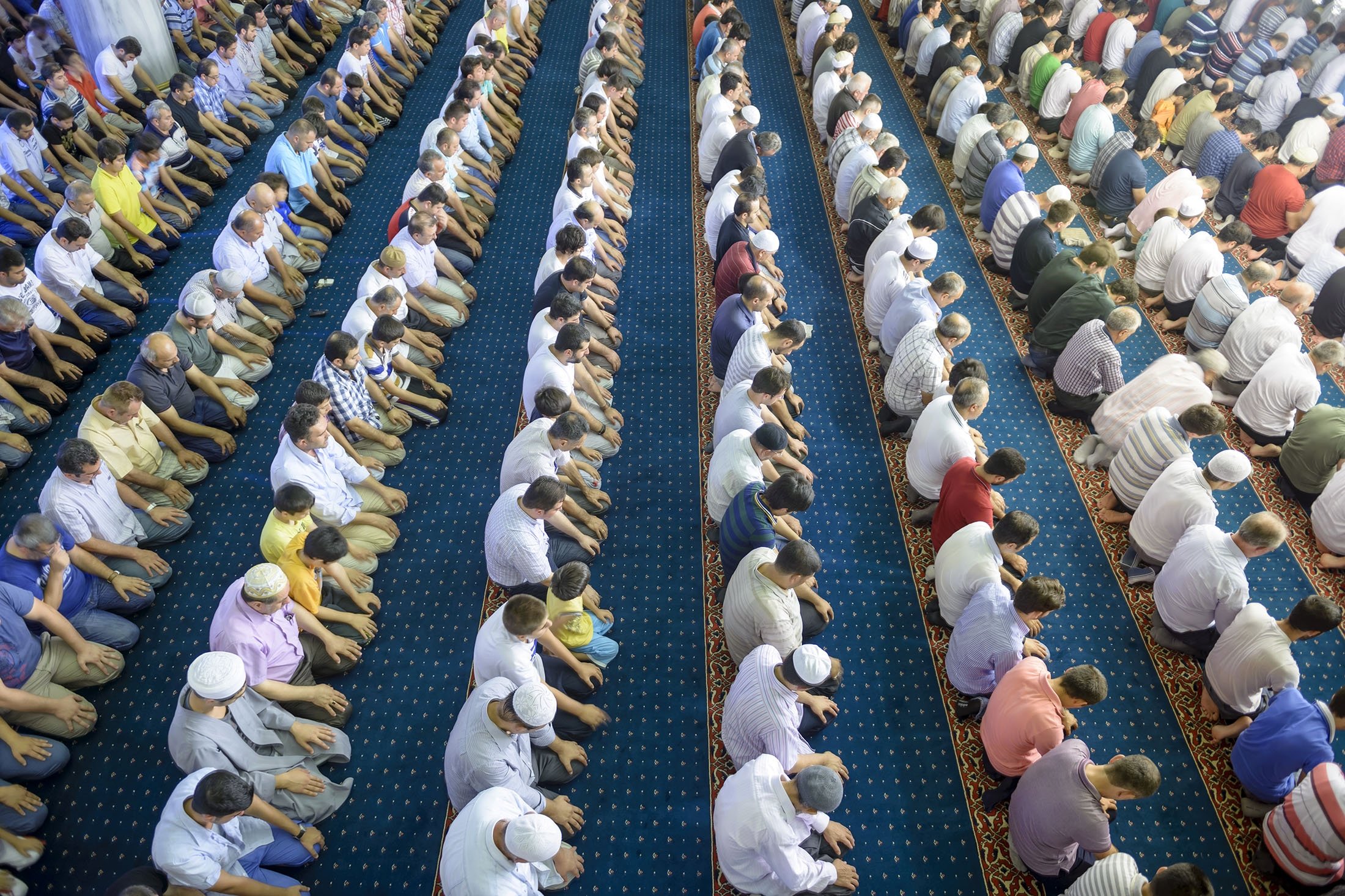 People perform tarawih prayers at a mosque, in Istanbul, Türkiye. (Shutterstock Photo)