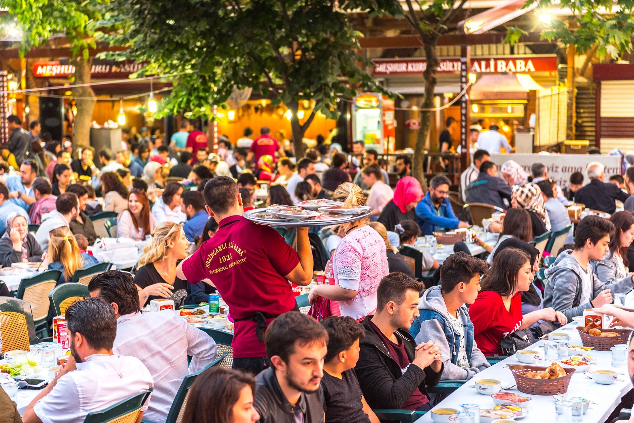 People prepare for a street iftar, in Istanbul, Türkiye. (Shutterstock Photo)