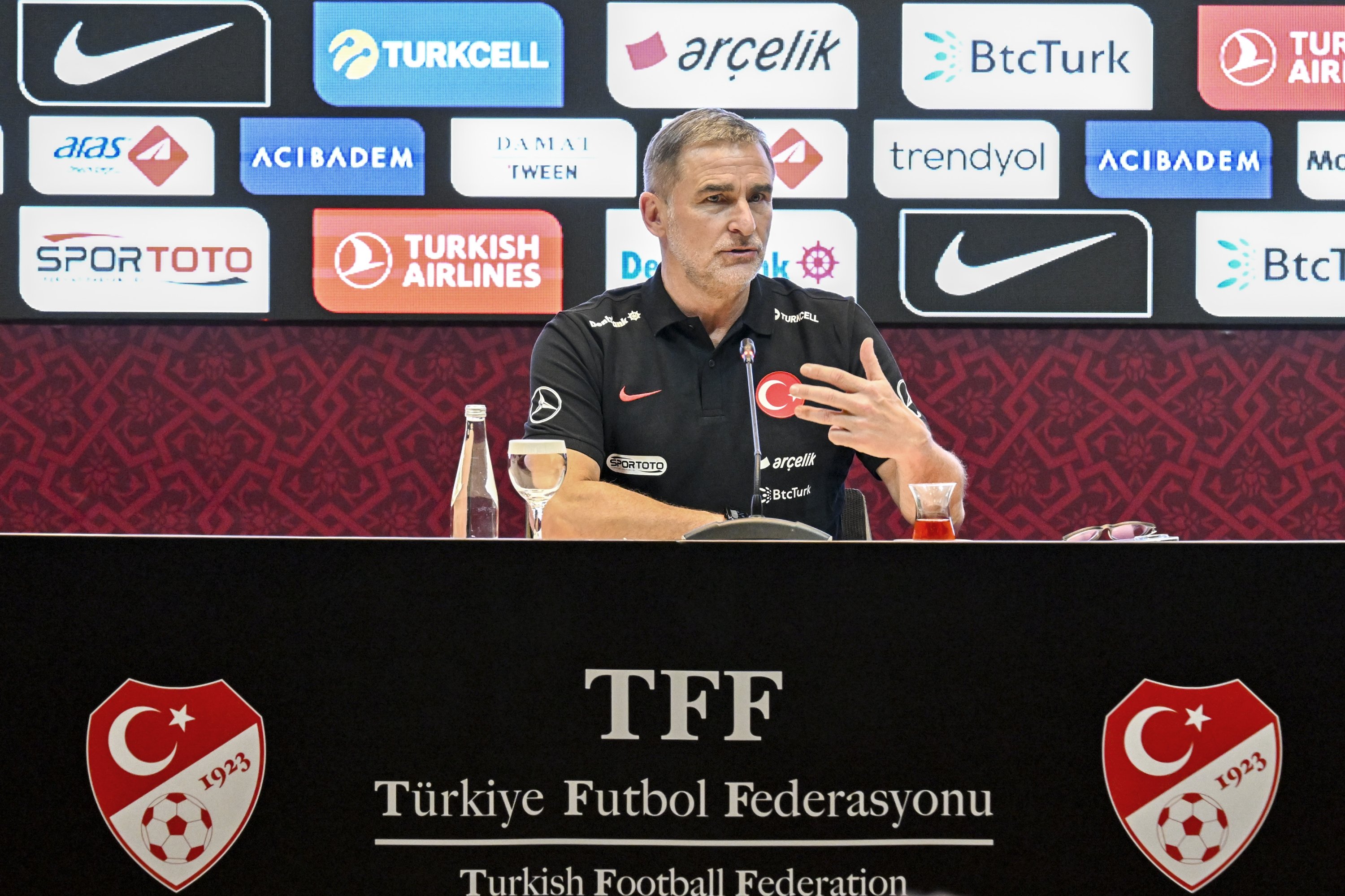 Pelatih tim nasional Turki Stefan Kuntz berbicara kepada pers di kamp dan fasilitas pelatihan tim nasional Hasan Doğan, Bursa, Türkiye, 21 Maret 2023. (Foto AA)
