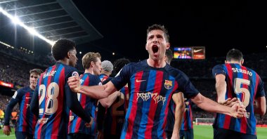 Barcelona's Sergi Roberto celebrates with teammates after scoring his team's equalizer during the Spanish league football match against Real Madrid at the Camp Nou, Barcelona, Spain, March 19, 2023. (AFP Photo)