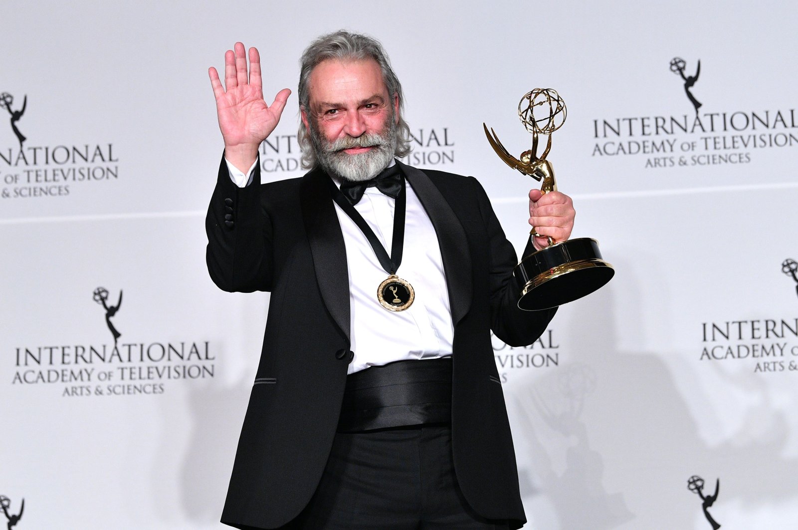 Haluk Bilginer celebrates after winning an Emmy for best performance by an actor, New York, U.S., Nov. 25, 2019. (Getty Images Photo)