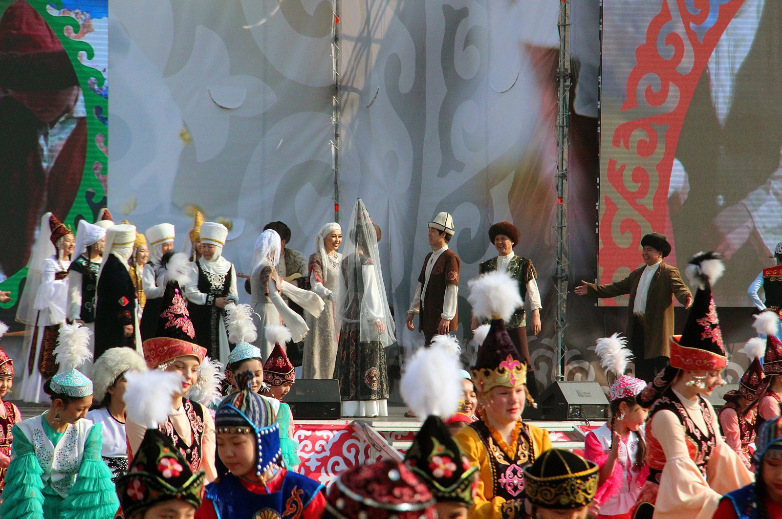 Negara-negara Turki merayakan festival Nevruz yang menandai datangnya musim semi