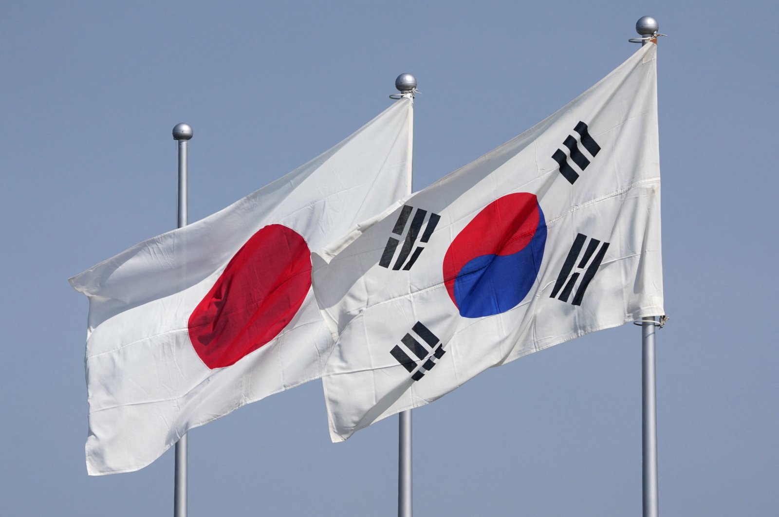 The national flags of Japan (L) and South Korea at Haneda Airport, Tokyo, Japan, March 16, 2023. (AFP Photo)
