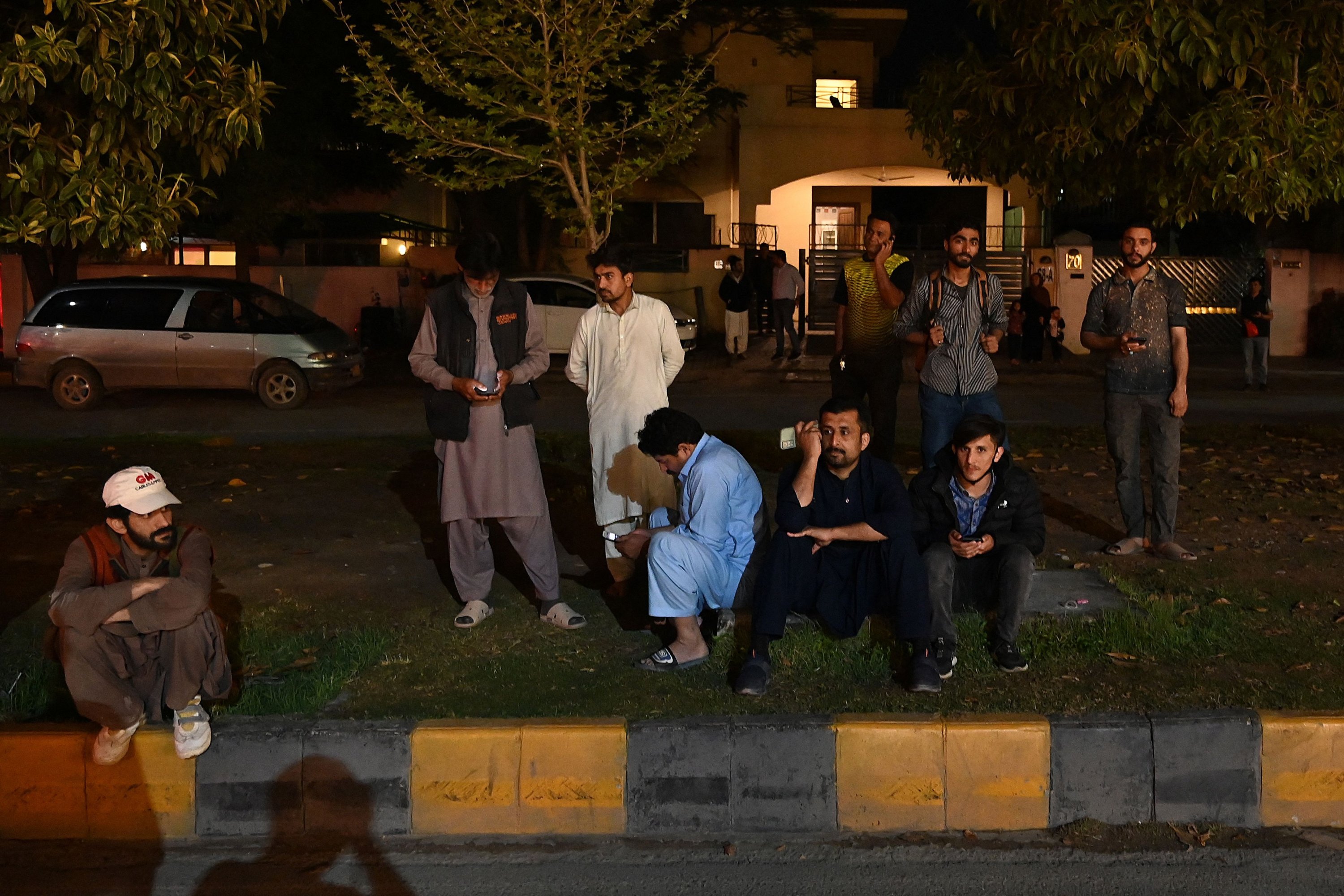 Orang-orang berkumpul di luar mal setelah gempa bumi di Islamabad, Pakistan, 21 Maret 2023. (Foto AFP)