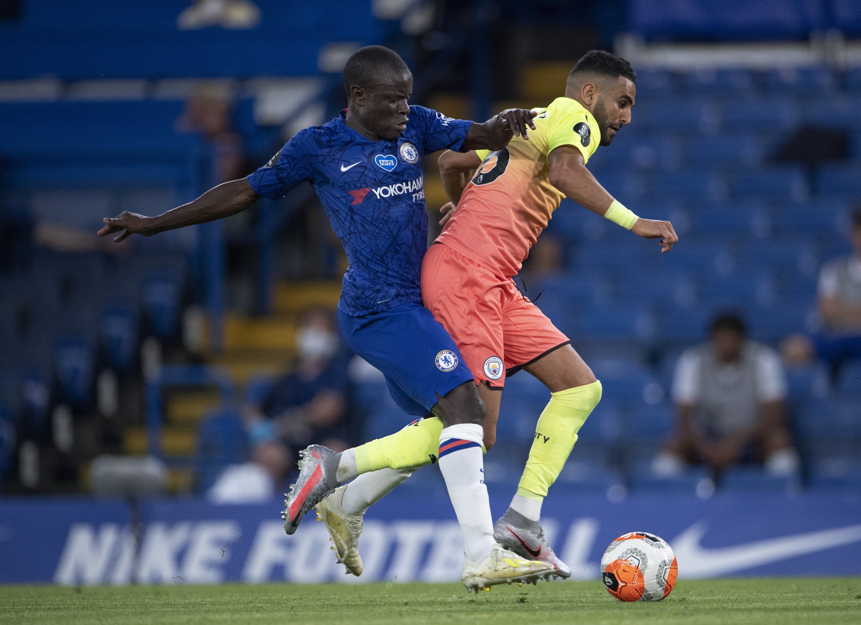 N'Golo Kante dari Chelsea dan Riyad Mahrez dari Manchester City saat pertandingan Premier League di Stamford Bridge, London, UK, 25 Juni 2020. (Foto Getty Images)