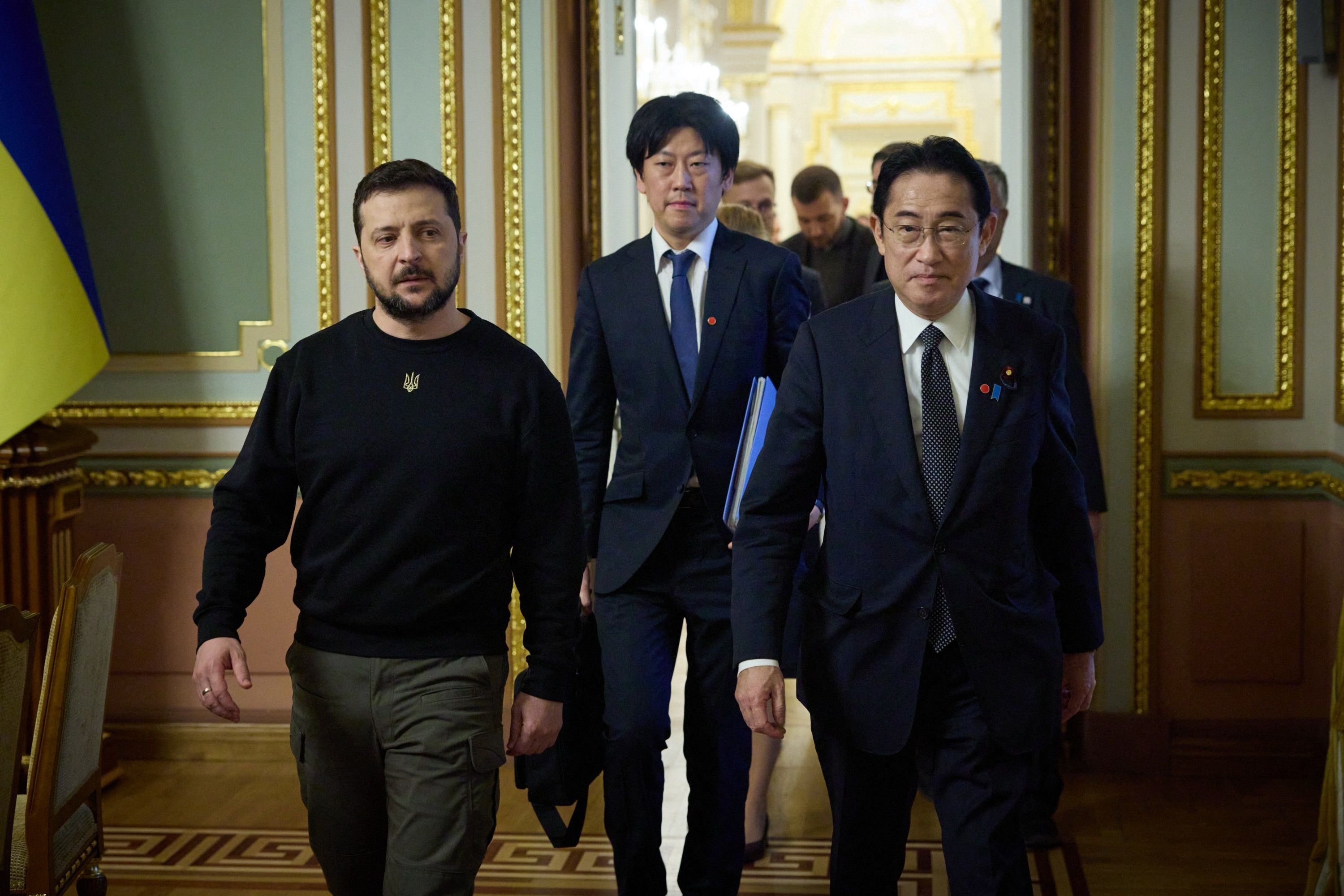 Presiden Ukraina Volodymyr Zelenskyy (kanan) dan Perdana Menteri Jepang Fumio Kishida tiba untuk pertemuan di Istana Mariinsky di Kyiv, Ukraina, 21 Maret 2023.