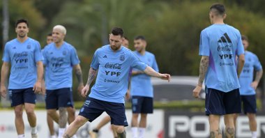 Argentina's forward Lionel Messi (C) controls the ball next to forward Angel Di Maria (R) during a training session in Ezeiza, Buenos Aires, Argentina, March 21, 2023. (AFP Photo)
