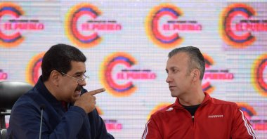 Venezuelan President Nicolas Maduro (L)  talks with Vice President Tareck El Aissami (R) during the swearing in of the the members of the campaign command for the constituent assembly, May 29, 2017. (AFP Photo)