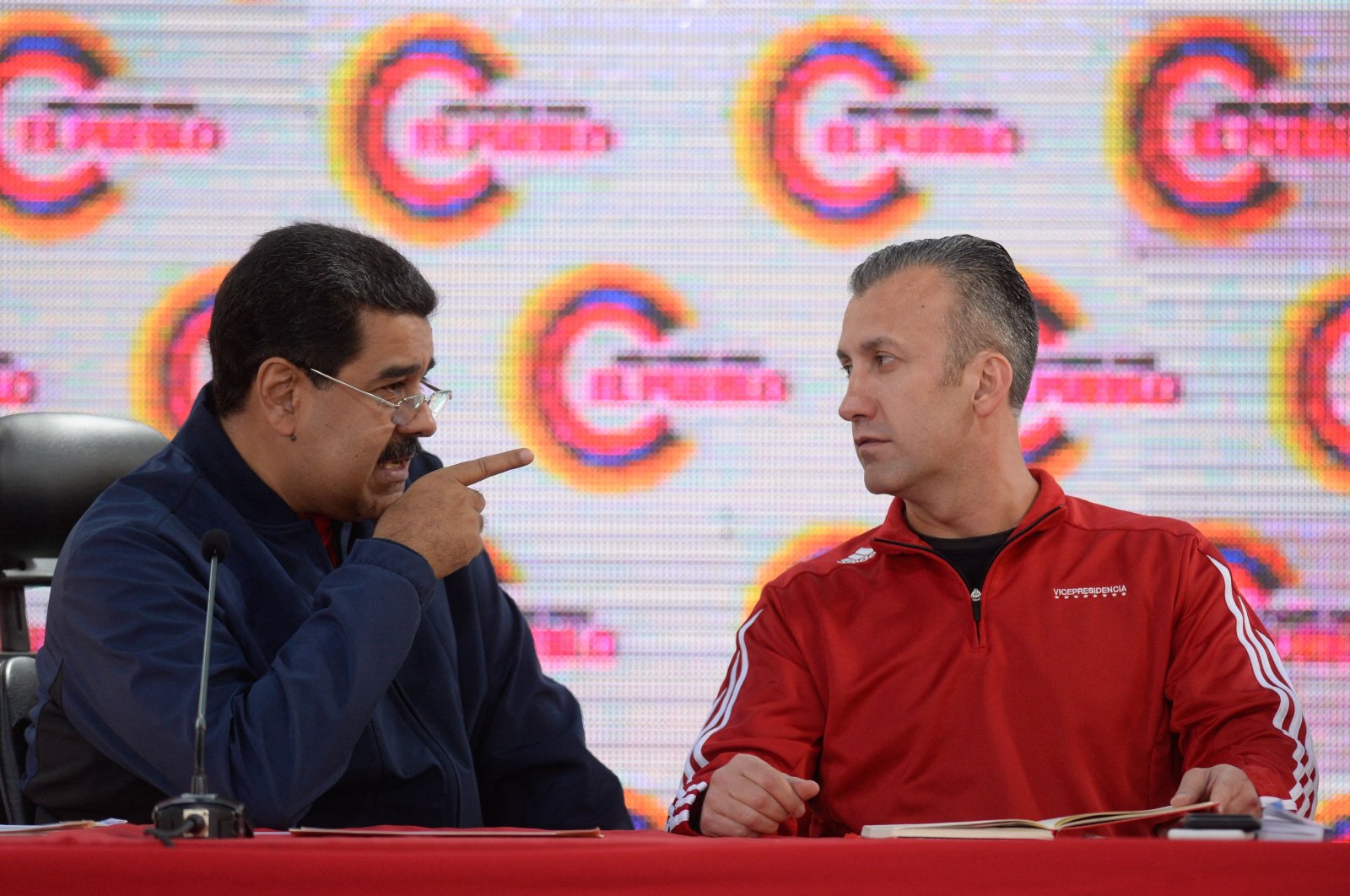 Venezuelan President Nicolas Maduro (L)  talks with Vice President Tareck El Aissami (R) during the swearing in of the the members of the campaign command for the constituent assembly, May 29, 2017. (AFP Photo)