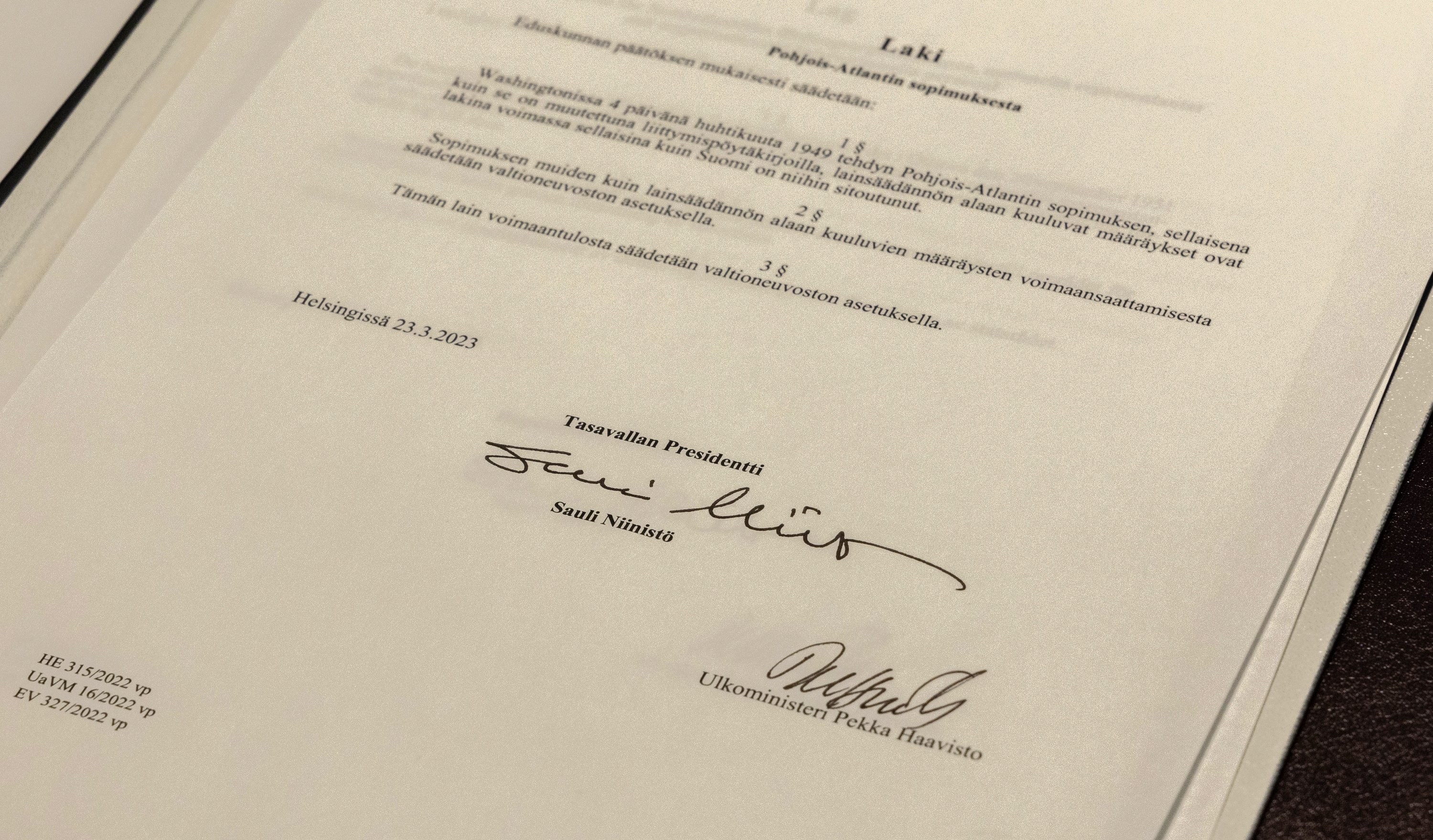   Dokumen untuk Hukum NATO diletakkan di atas meja setelah Presiden Finlandia Sauli Niinisto di Helsinki, Finlandia, 23 Maret 2023. (Foto EPA)