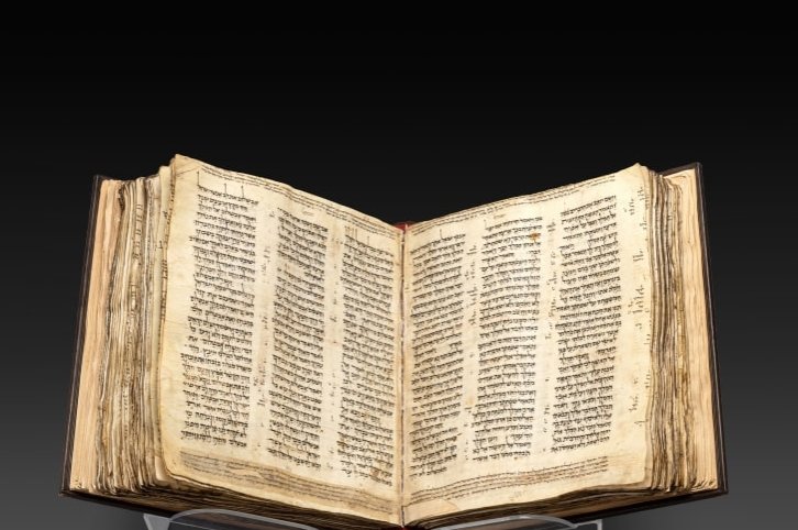 Alkitab Ibrani tertua di dunia yang dilelang seharga  juta