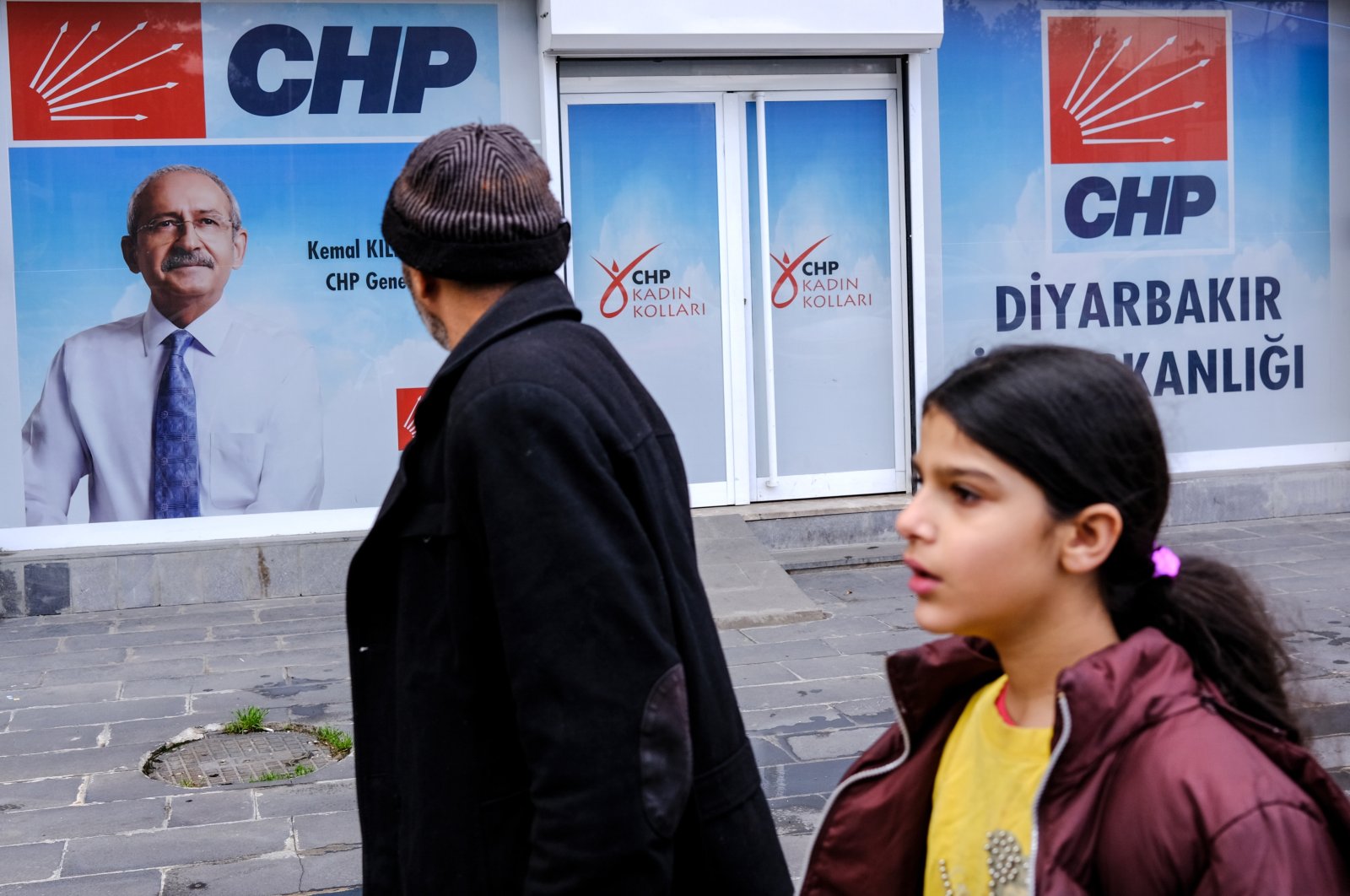 People walk past a picture of Turkish main opposition Republican People&#039;s Party (CHP) leader and presidential candidate Kemal Kılıçdaroğlu in Diyarbakır, Türkiye, March 20, 2023. (EPA Photo)