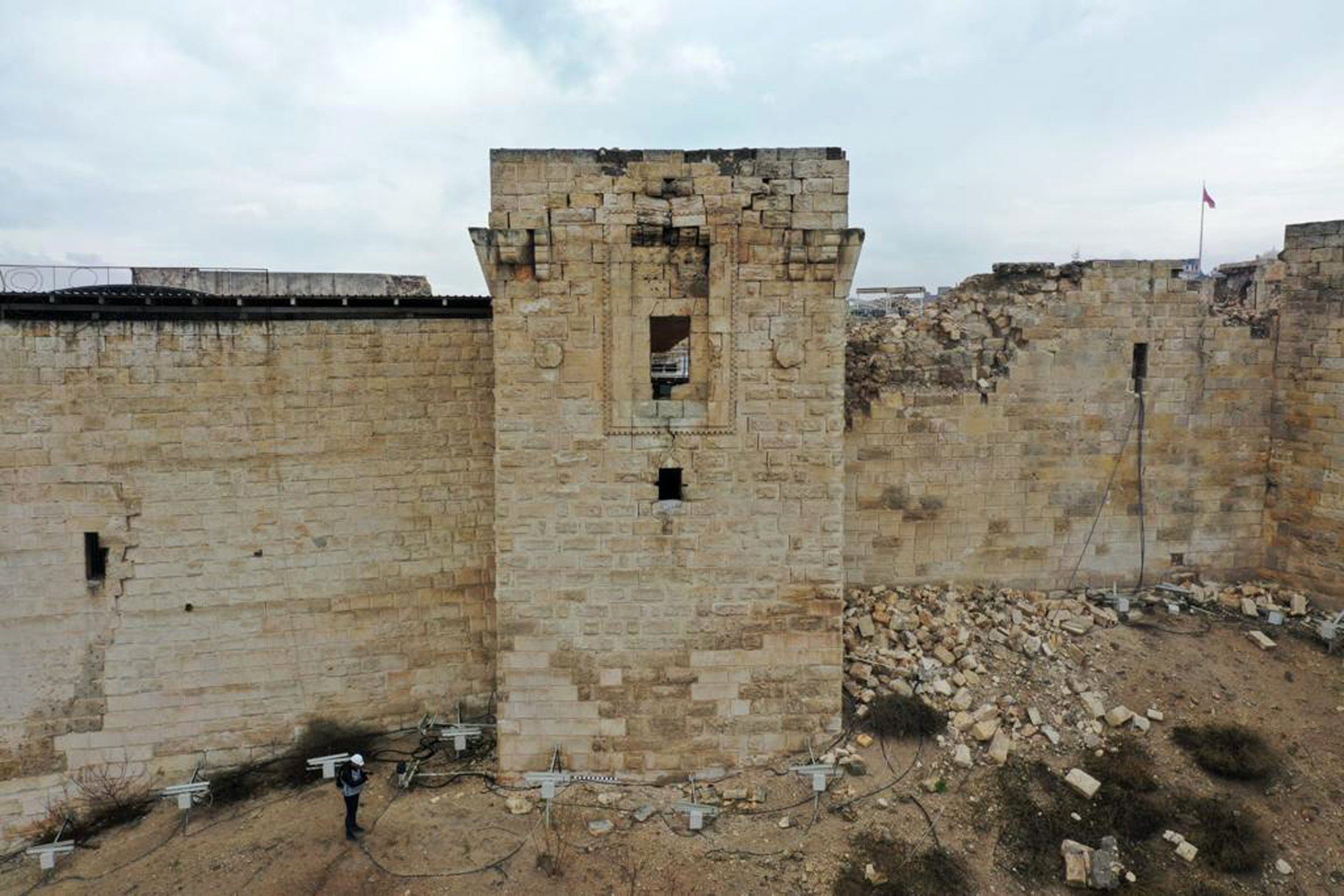 Tim bekerja di zona yang dilanda gempa untuk memulihkan artefak yang mungkin rusak akibat gempa yang berpusat di Kahramanmaraş, Hatay, Türkiye, 23 Maret 2023. (Foto DHA)