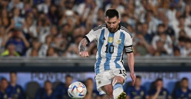Argentina's forward Lionel Messi shoots a free kick and scores during the friendly football match against Panama, at the Monumental stadium, Buenos Aires, March 23, 2023. (AFP Photo)