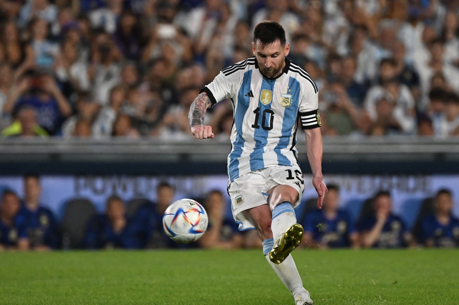 Argentina&#039;s forward Lionel Messi shoots a free kick and scores during the friendly football match against Panama, at the Monumental stadium, Buenos Aires, March 23, 2023. (AFP Photo)
