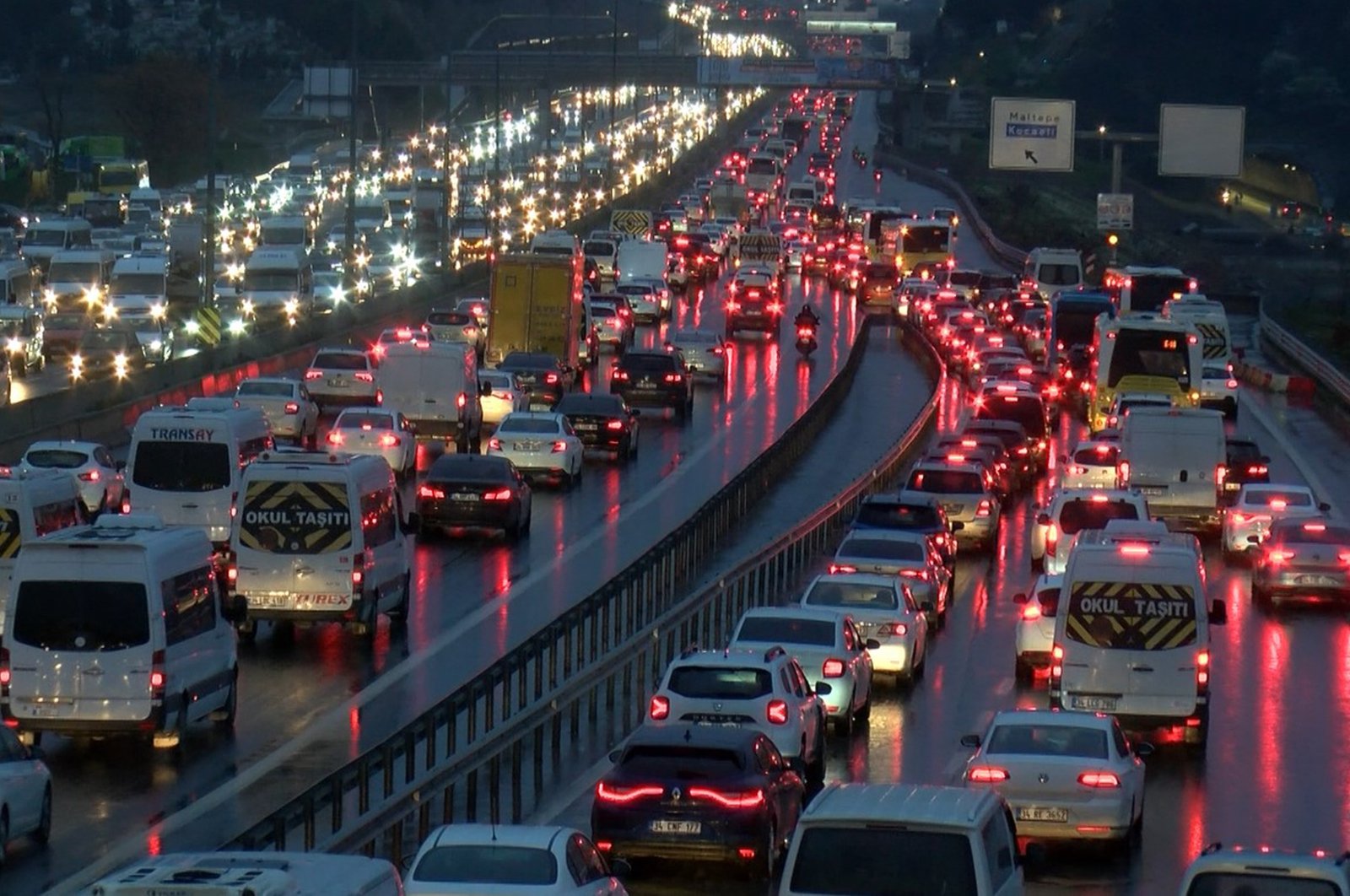A view of traffic on the E-5 highway prior to the start of Ramadan, Istanbul, Türkiye, March 22, 2023. (DHA Photo)