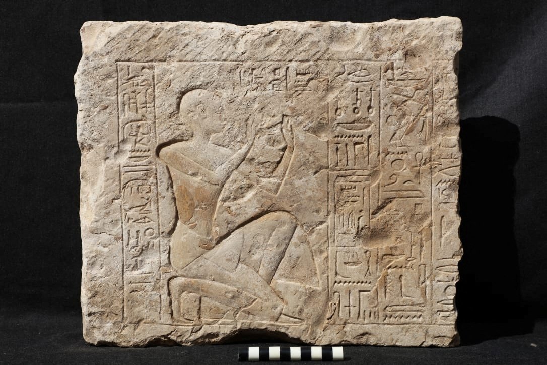 Sebuah batu berukir ditemukan setelah pekerjaan penggalian oleh tim dari Institut Universitas New York untuk Studi Dunia Kuno (ISAW) di kuil Ramses II di Abydos, Mesir, 25 Maret 2023. (Foto Reuters)